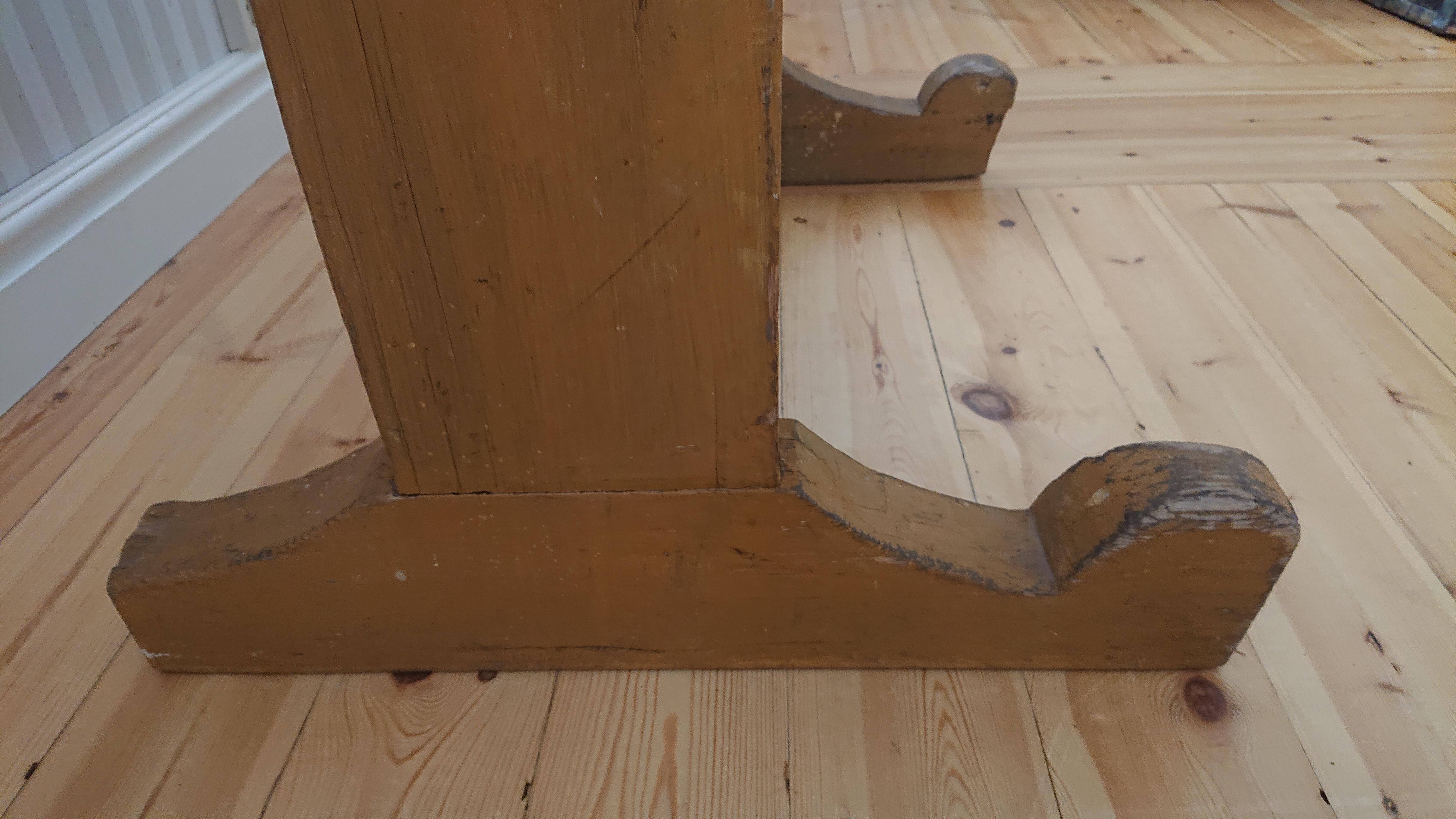 Schwedischer antiker rustikaler Trestle-Tisch aus dem 18. Jahrhundert mit Originalfarbe, datiert 1766 im Zustand „Gut“ im Angebot in Boden, SE