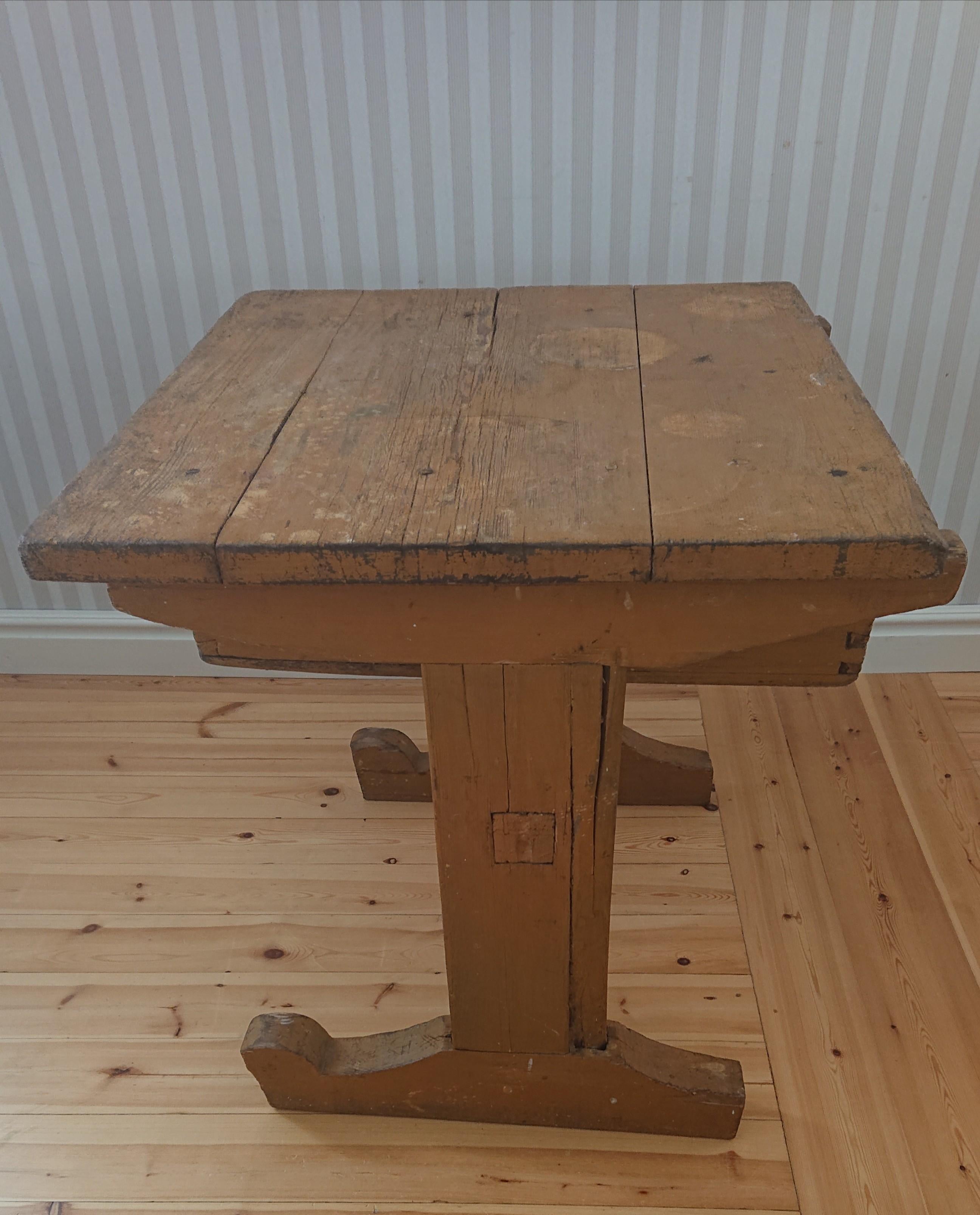 Schwedischer antiker rustikaler Trestle-Tisch aus dem 18. Jahrhundert mit Originalfarbe, datiert 1766 im Angebot 1