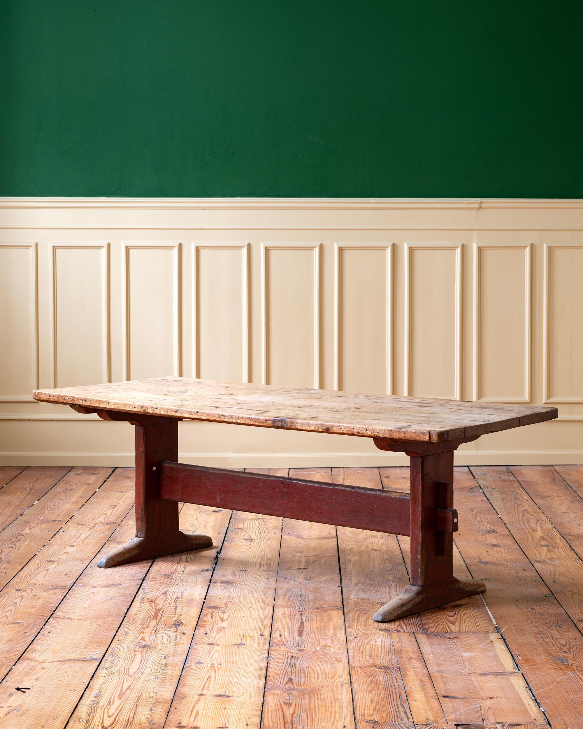 Fantastique et inhabituellement grande et robuste table à tréteaux provinciale suédoise du XVIIIe siècle de la période gustavienne, dans sa finition d'origine. Ca 1790 Suède. 