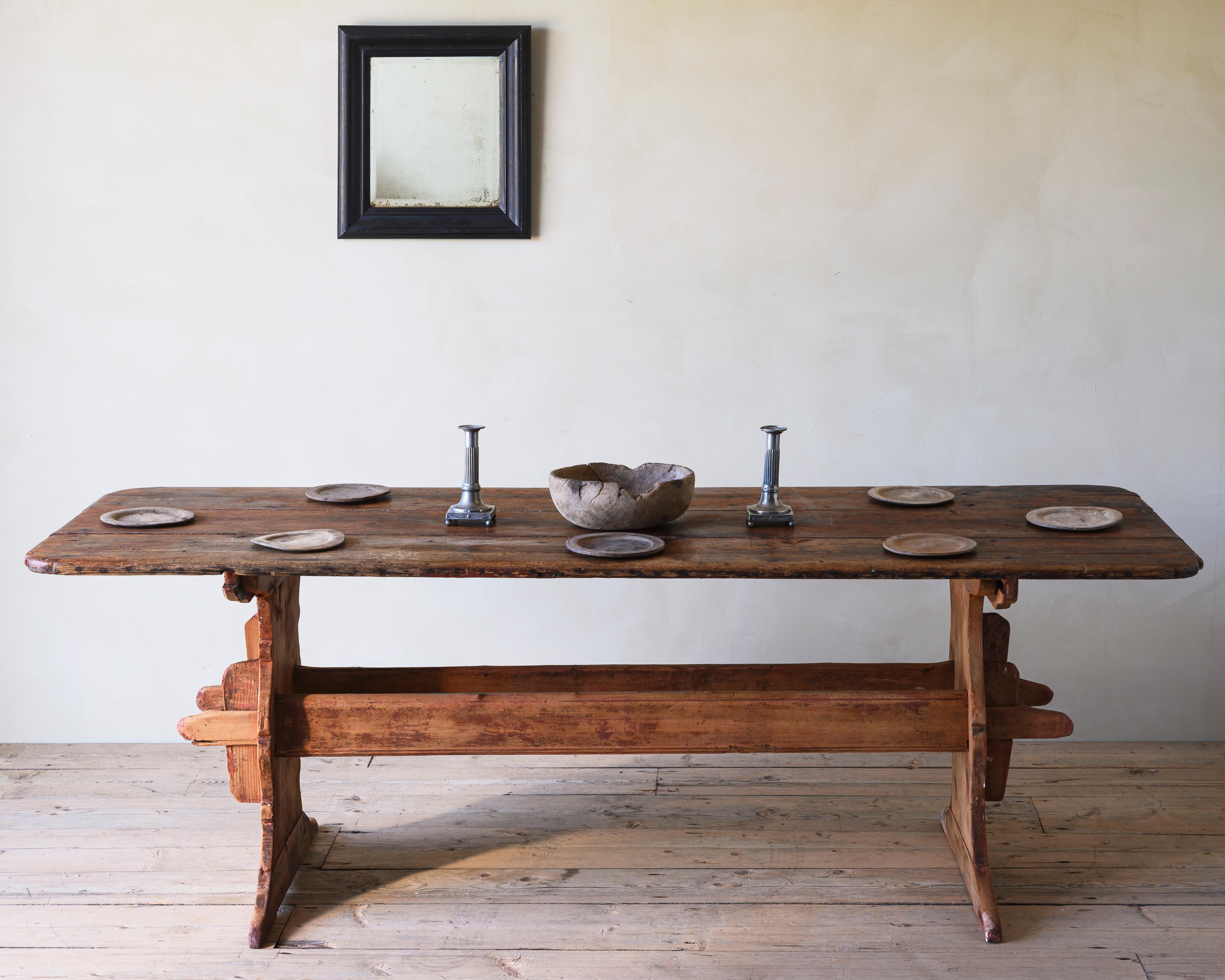 Charming 18th century Swedish trestle table with rounded decorated corners and a great patina. Easily seats eight people, ten if you squeeze ;) Ca 1780.