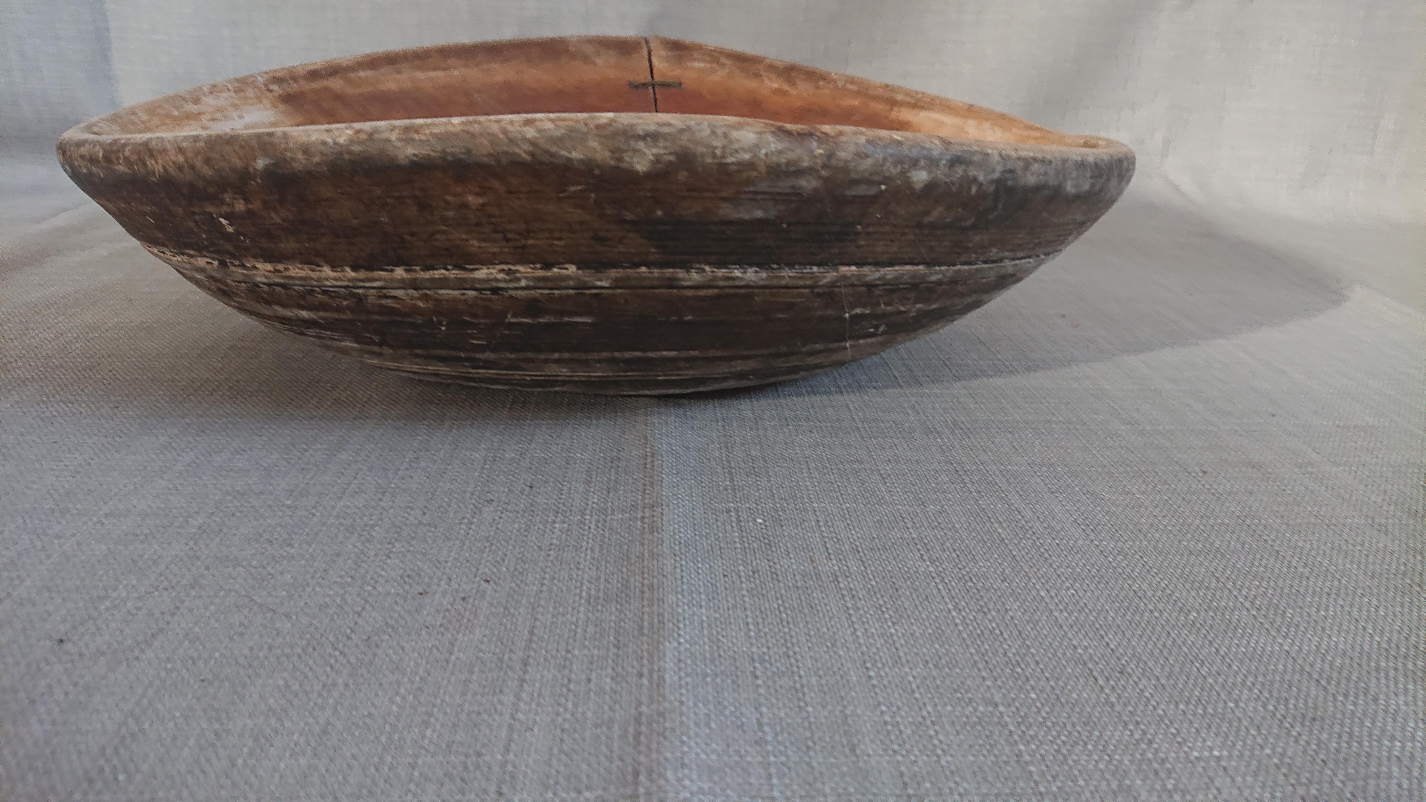 18th Century Swedish Wooden Bowl In Distressed Condition For Sale In Boden, SE