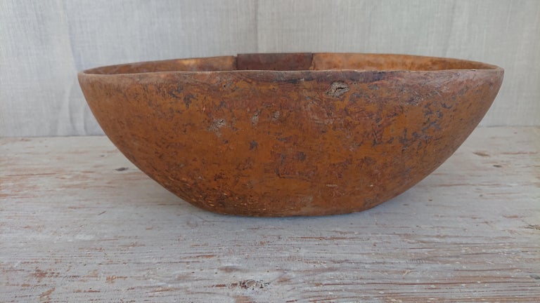 18th Century Swedish Wooden Bowl with Original Paint In Distressed Condition For Sale In Boden, SE