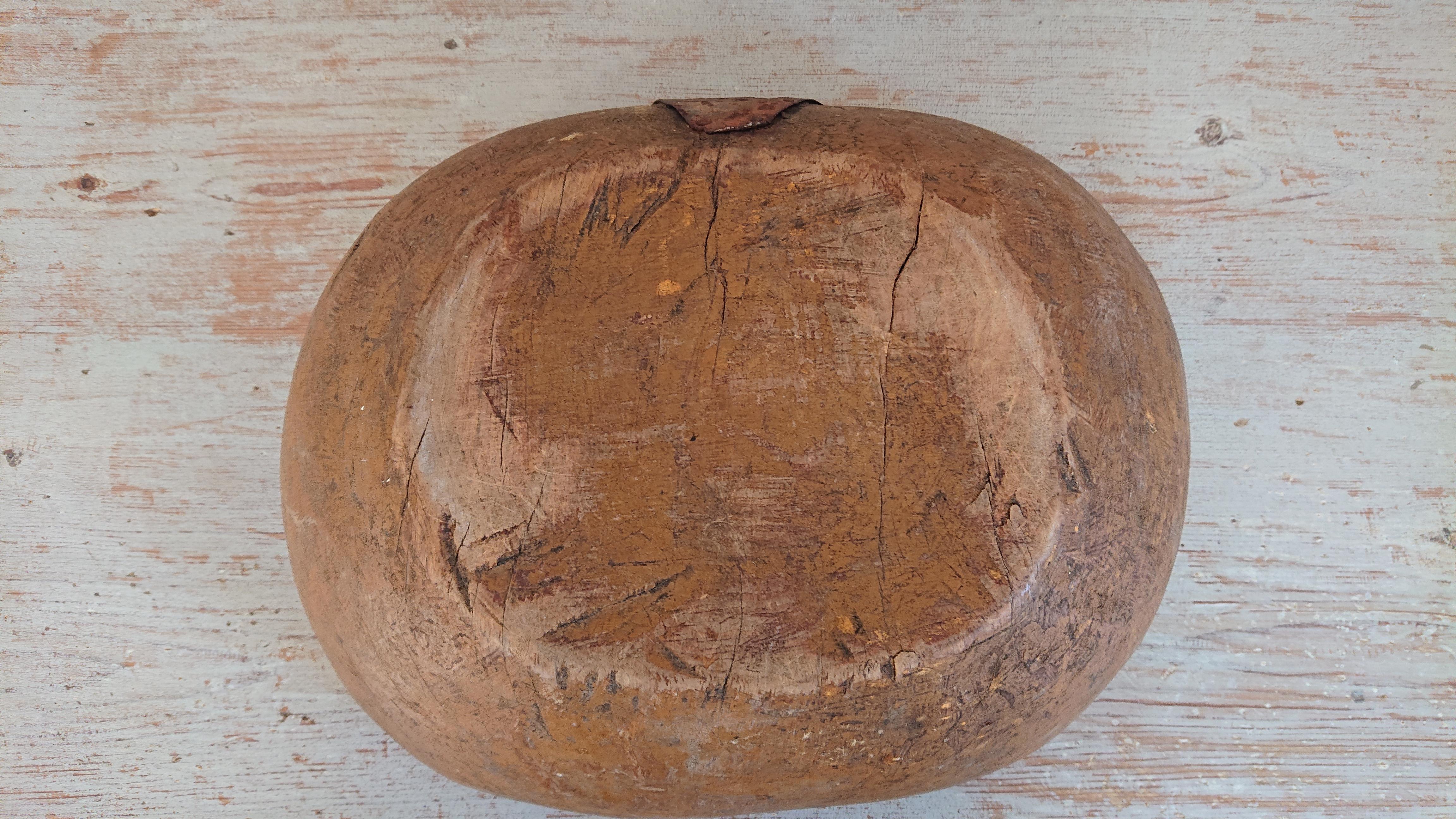 18th Century Swedish Wooden Bowl with Original Paint For Sale 3