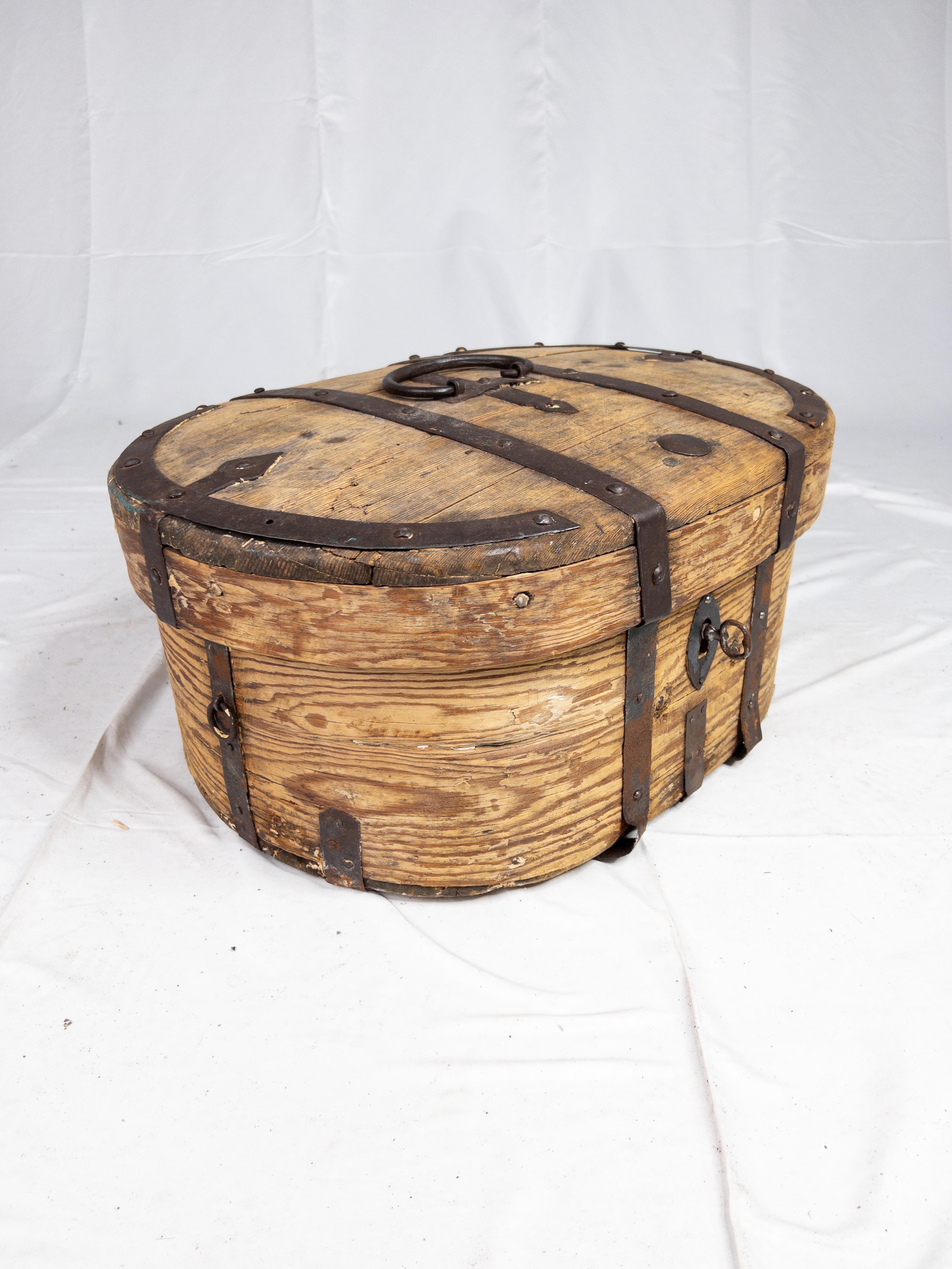 18th Century Swedish Wooden Wedding Box For Sale 4