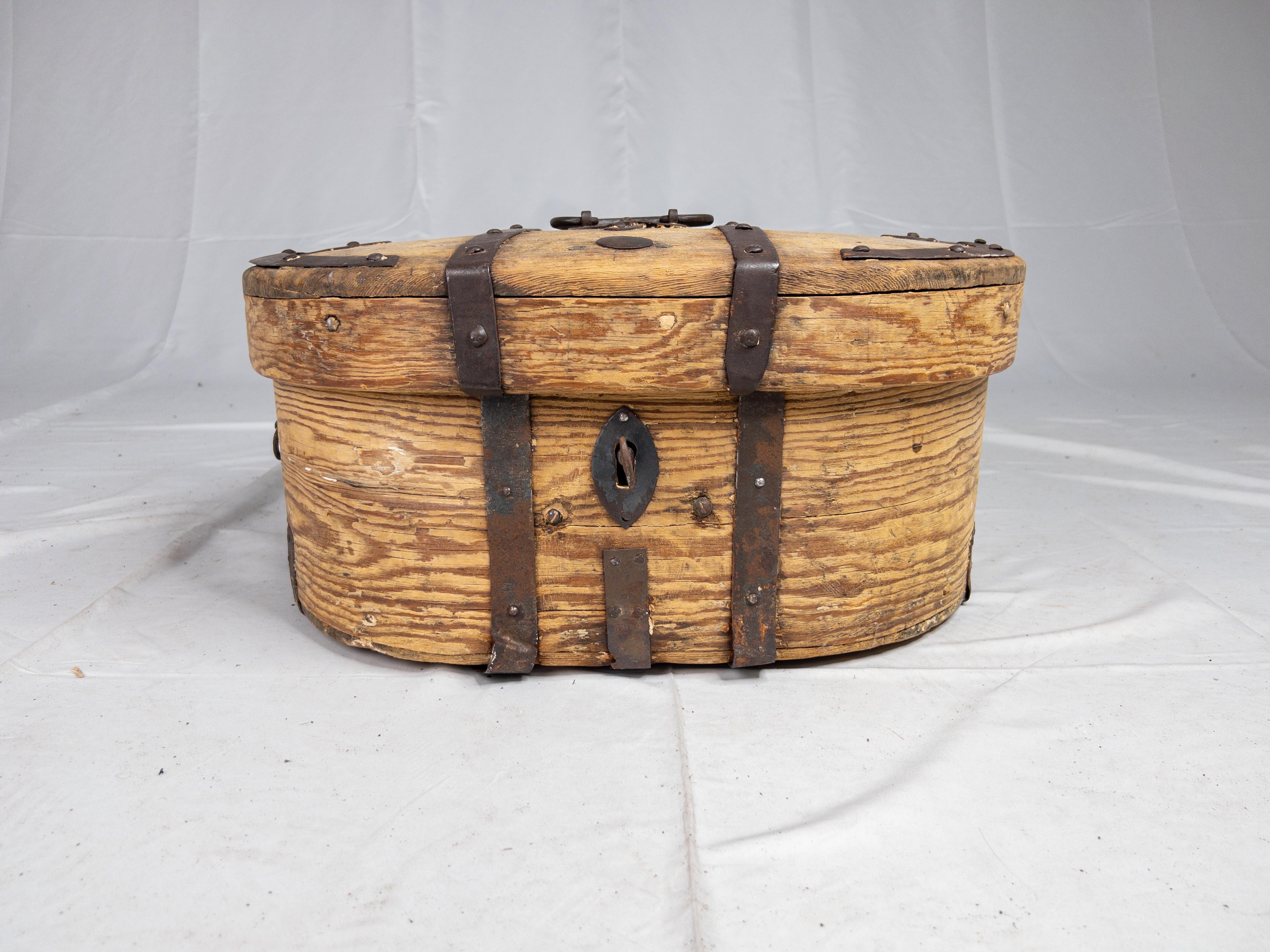 Caja rústica sueca de madera de finales del siglo XVIII, con detalles de hierro y pátina natural. Creada en Suecia durante la última década del siglo XVIII, esta caja de madera nos encanta por su aspecto rústico y desgastado. Con una tapa ovalada