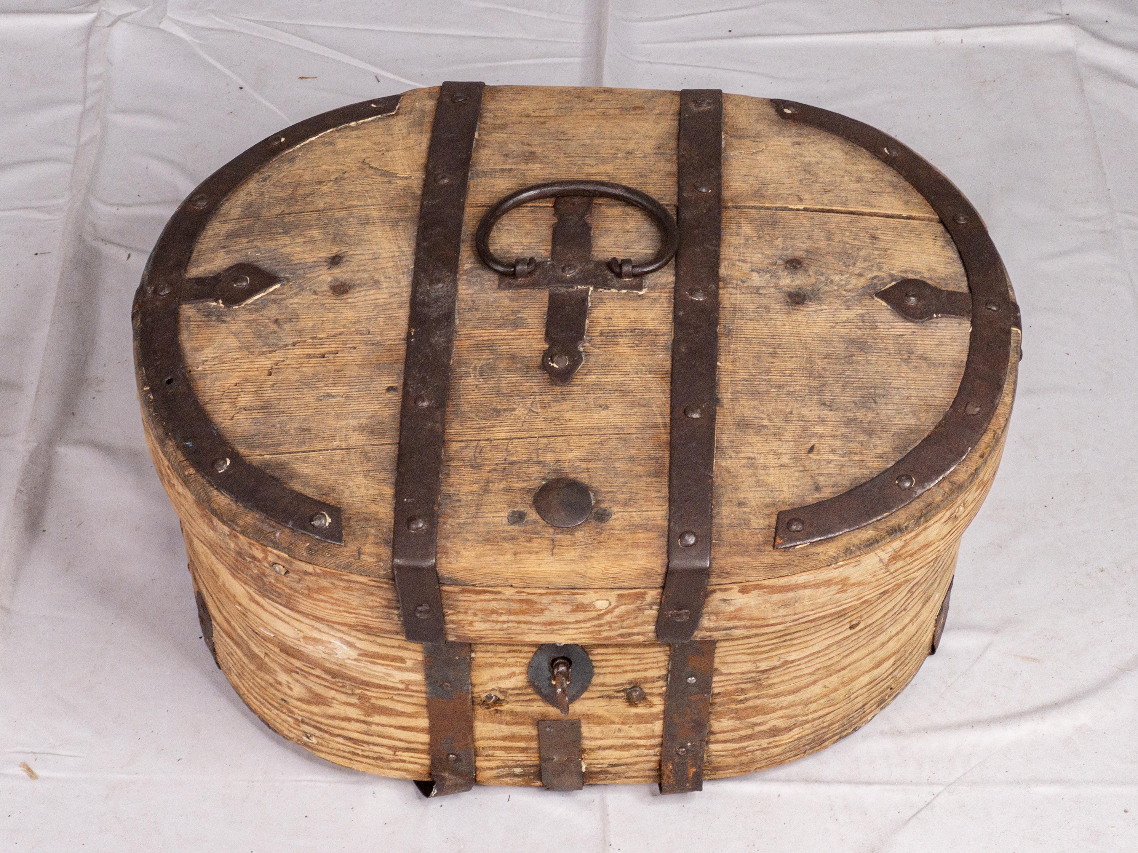 18th Century Swedish Wooden Wedding Box In Good Condition For Sale In Houston, TX