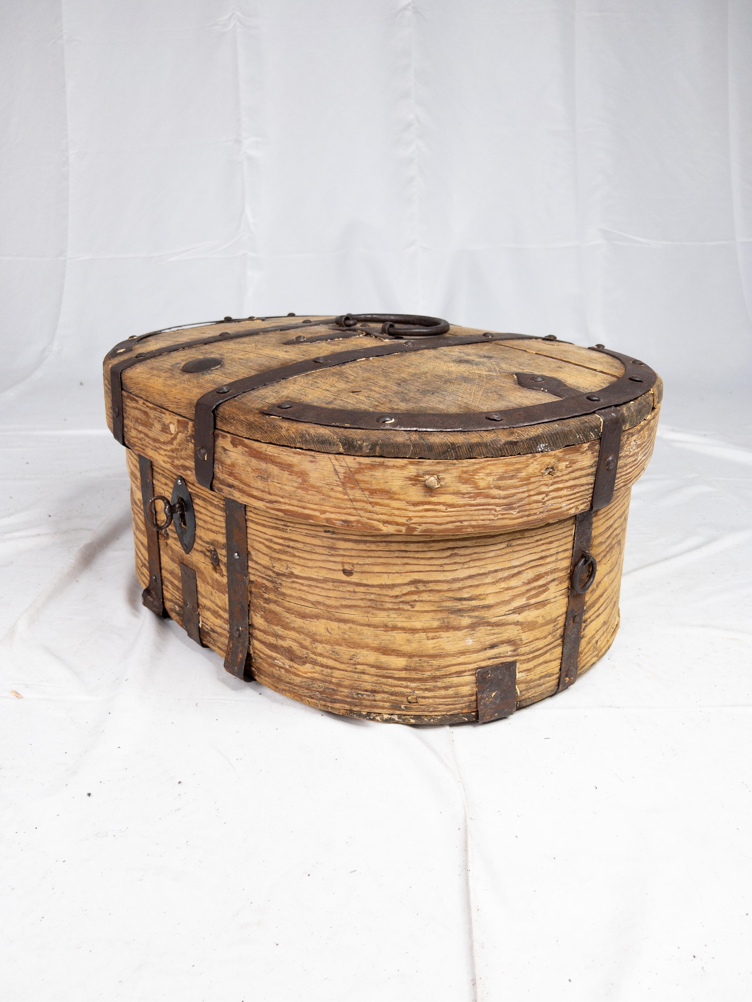 18th Century Swedish Wooden Wedding Box For Sale 3