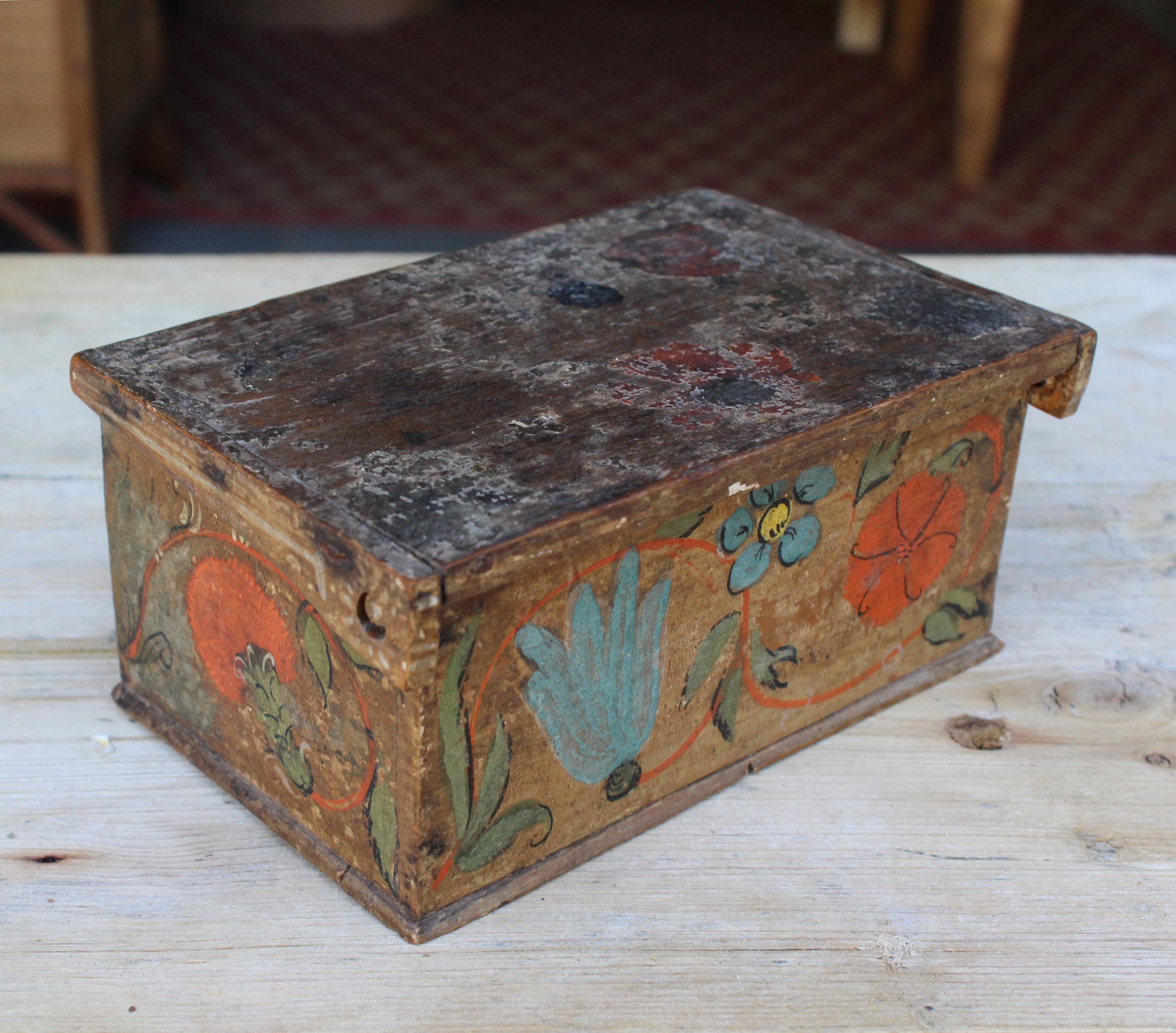 Caja suiza del siglo XVIII de madera pintada a mano con motivos vegetales en venta 4