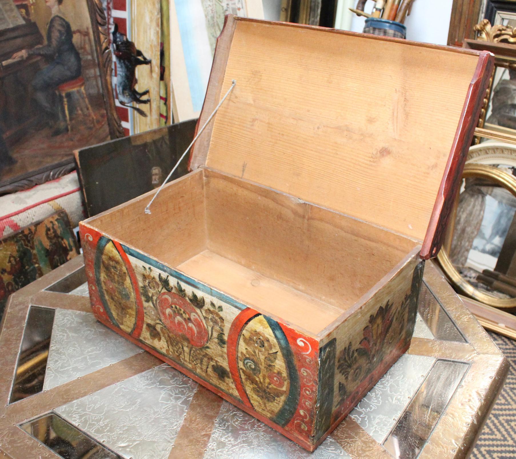 18th Century Swiss Hand Painted Wooden Box with Vegetable Motifs In Good Condition In Marbella, ES