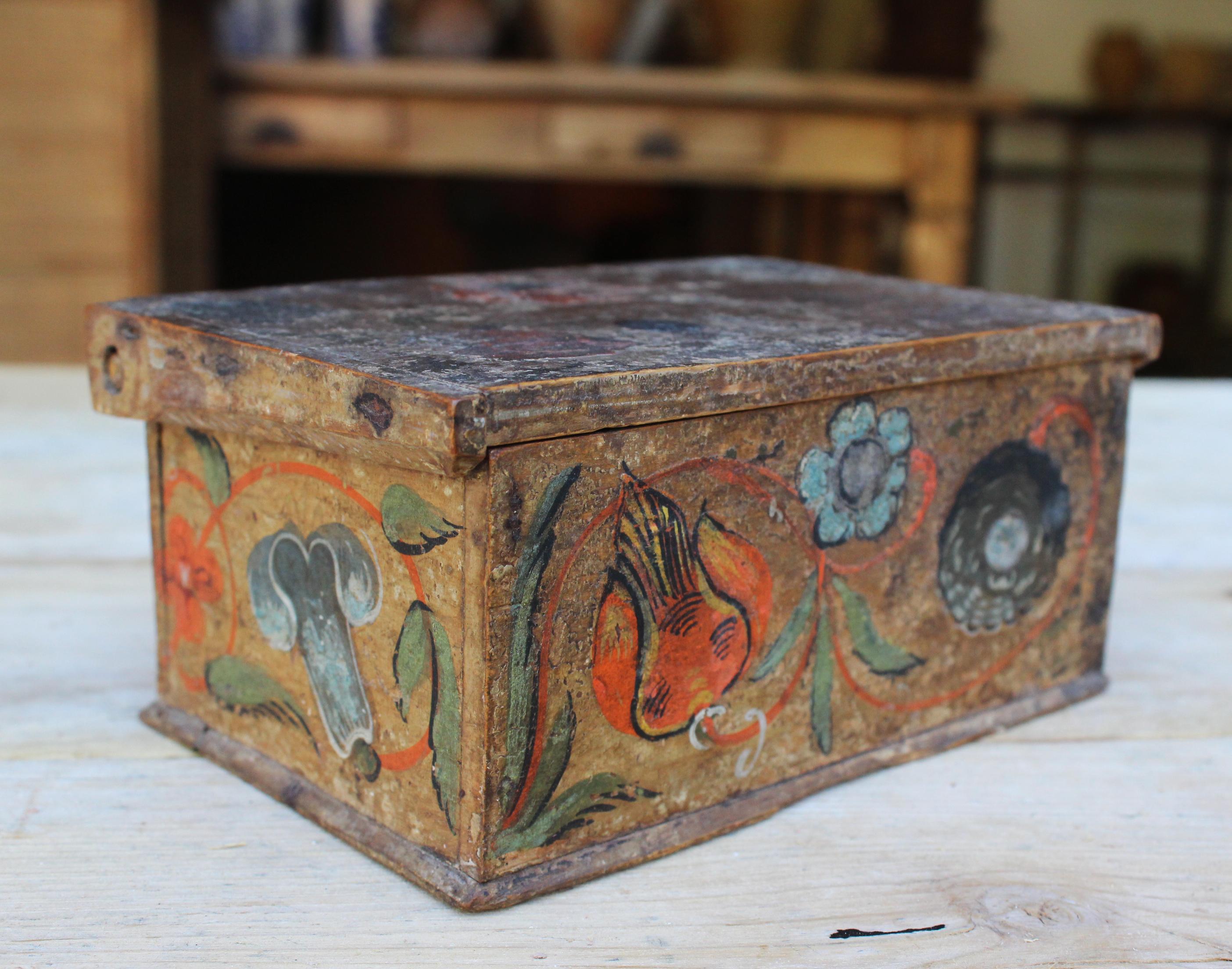 Hand-Painted 18th Century Swiss Hand Painted Wooden Box with Vegetable Motifs For Sale