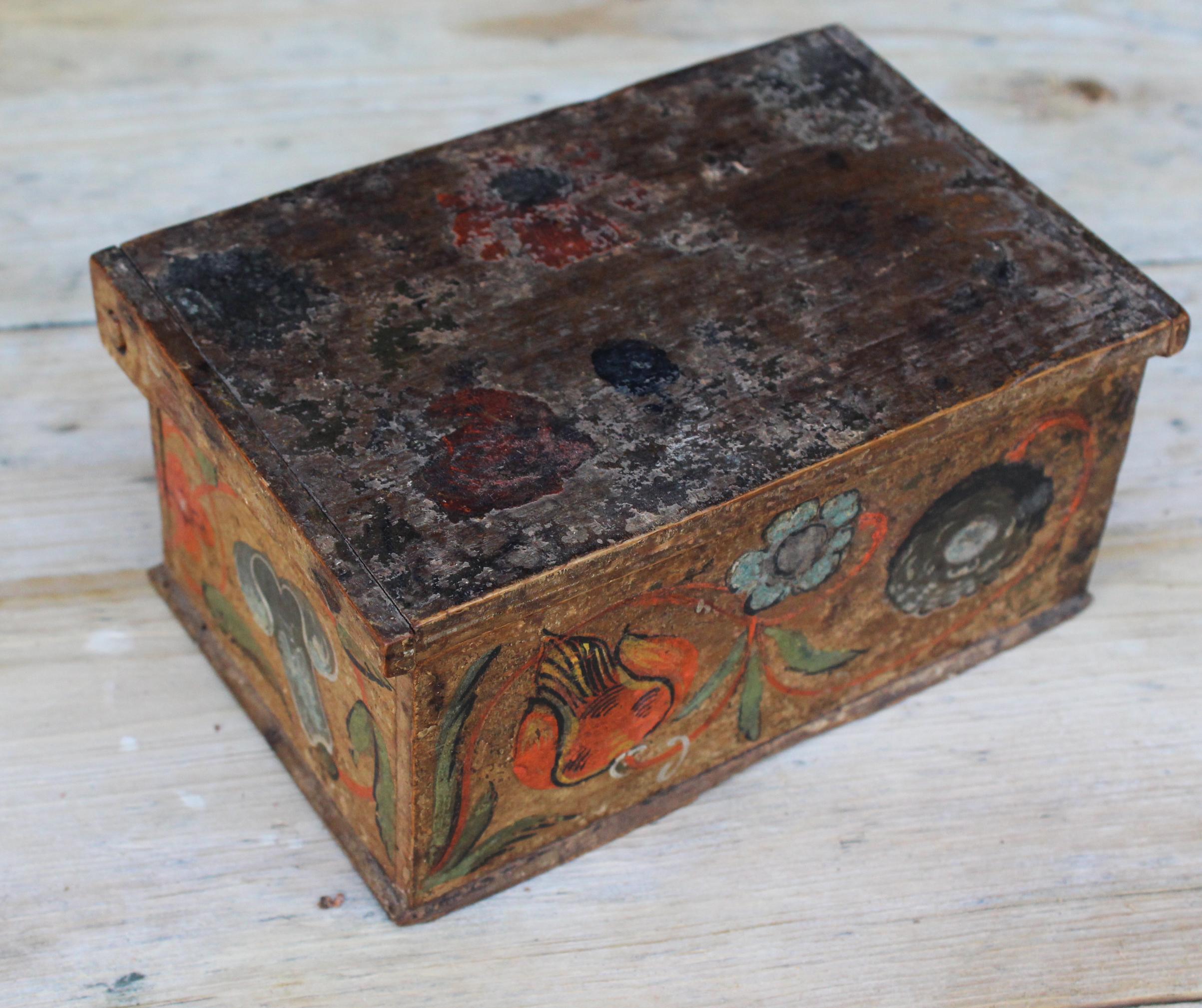 18th Century Swiss Hand Painted Wooden Box with Vegetable Motifs In Good Condition For Sale In Marbella, ES