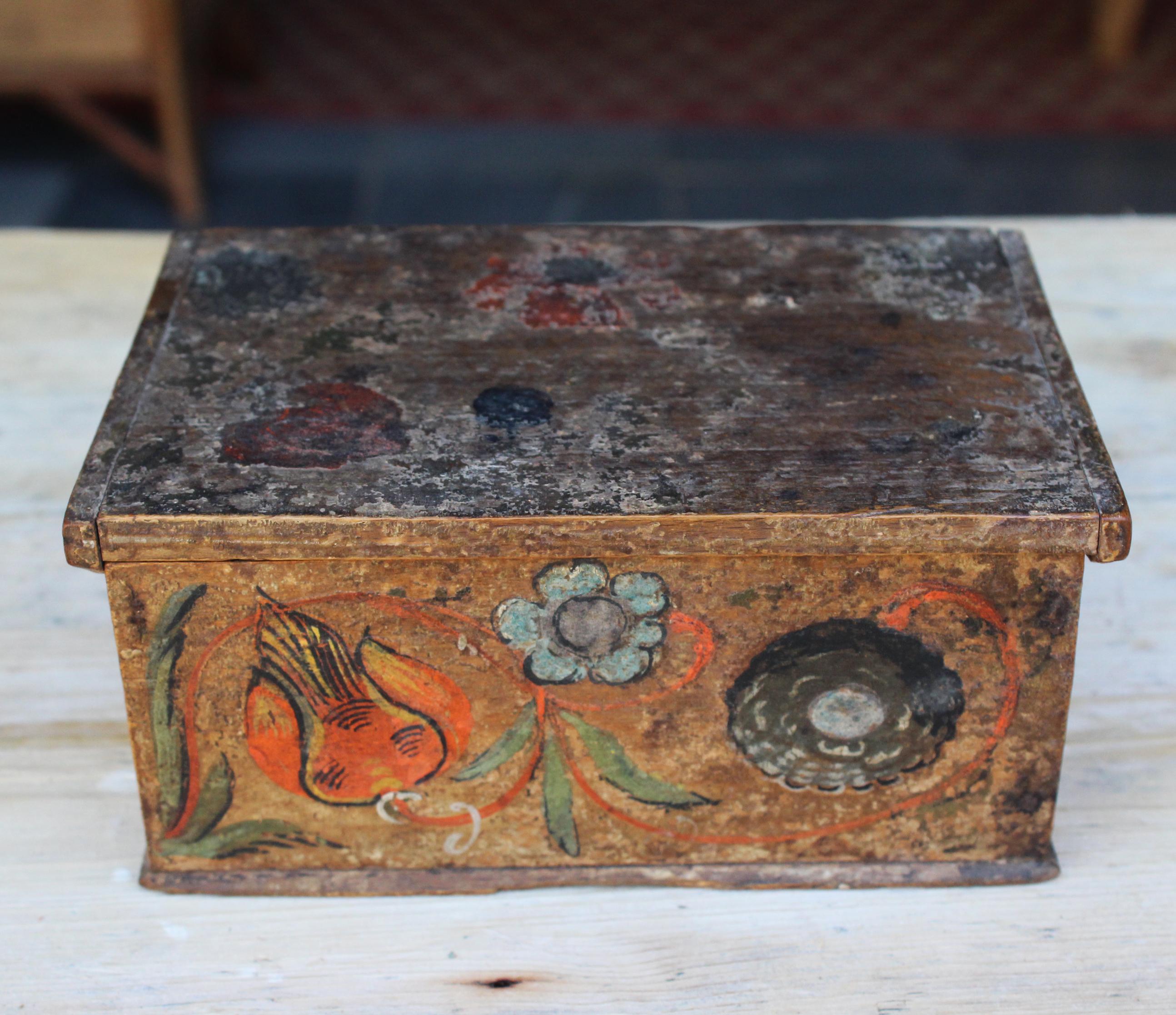 Caja suiza del siglo XVIII de madera pintada a mano con motivos vegetales en venta 2