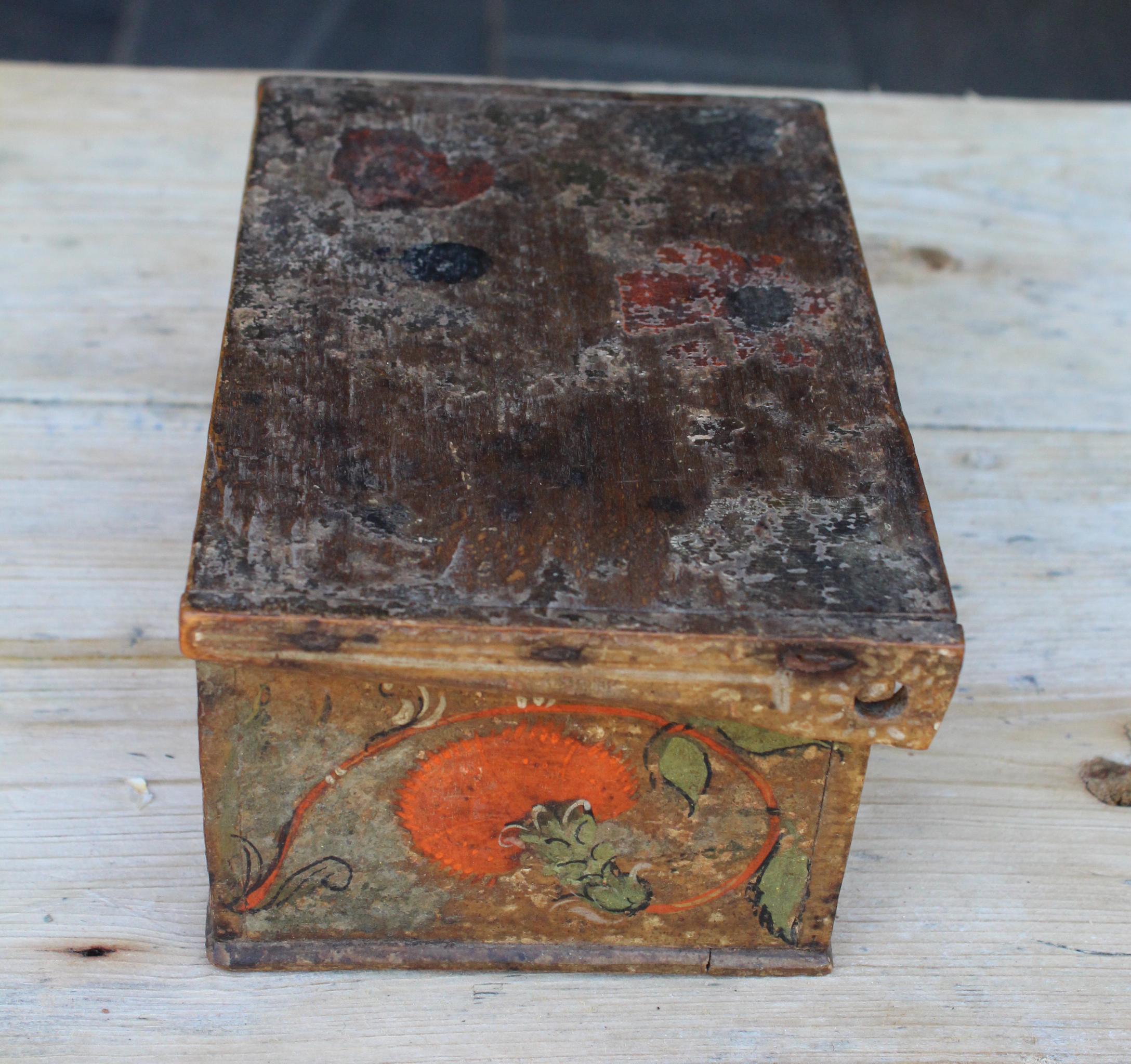 Caja suiza del siglo XVIII de madera pintada a mano con motivos vegetales en venta 3