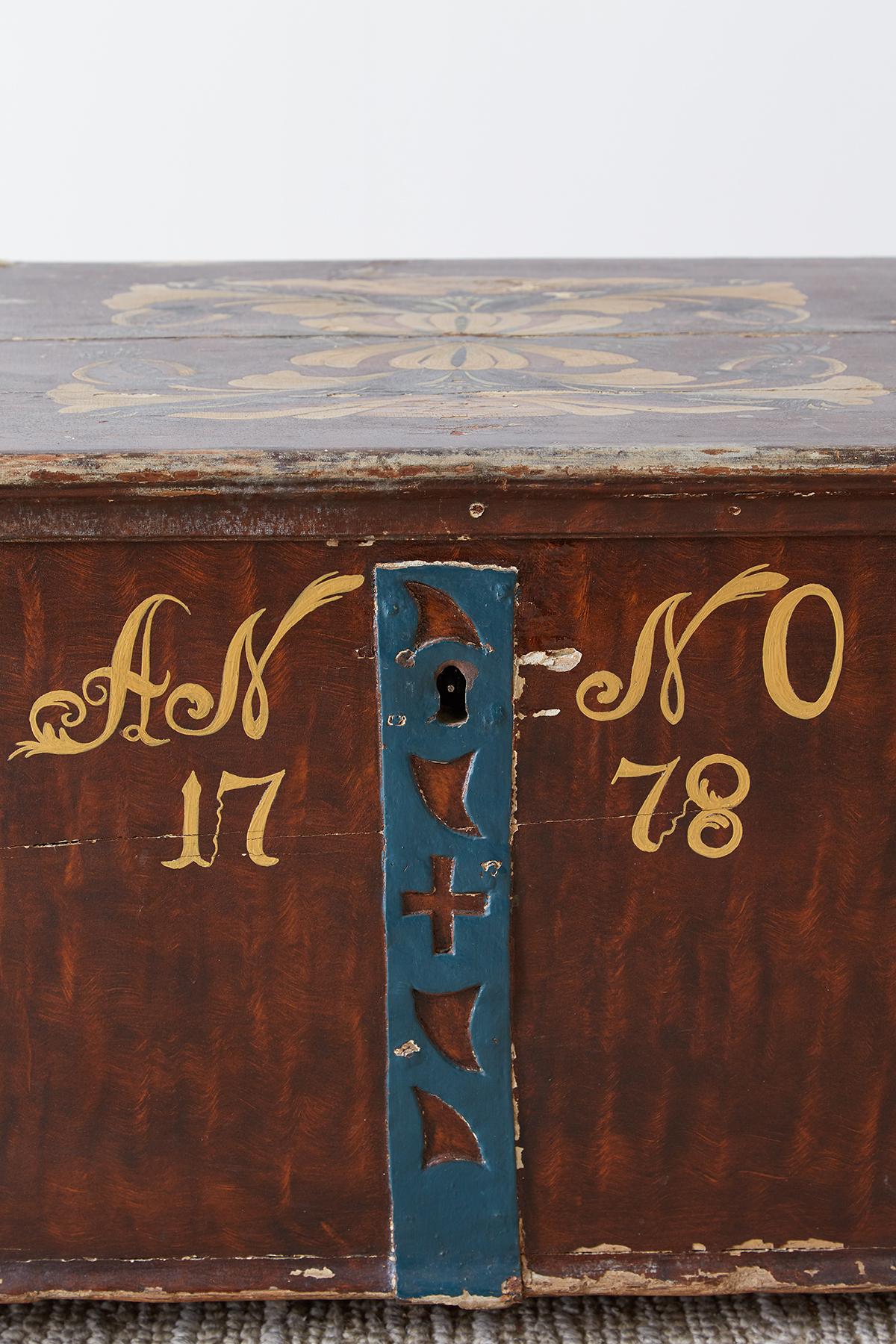Peint Coffre-coffre-coffre suisse du 18ème siècle à décor polychrome en vente