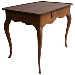 Schweizer Nussbaum-Schreibtisch mit Parkettplatte aus dem 18.