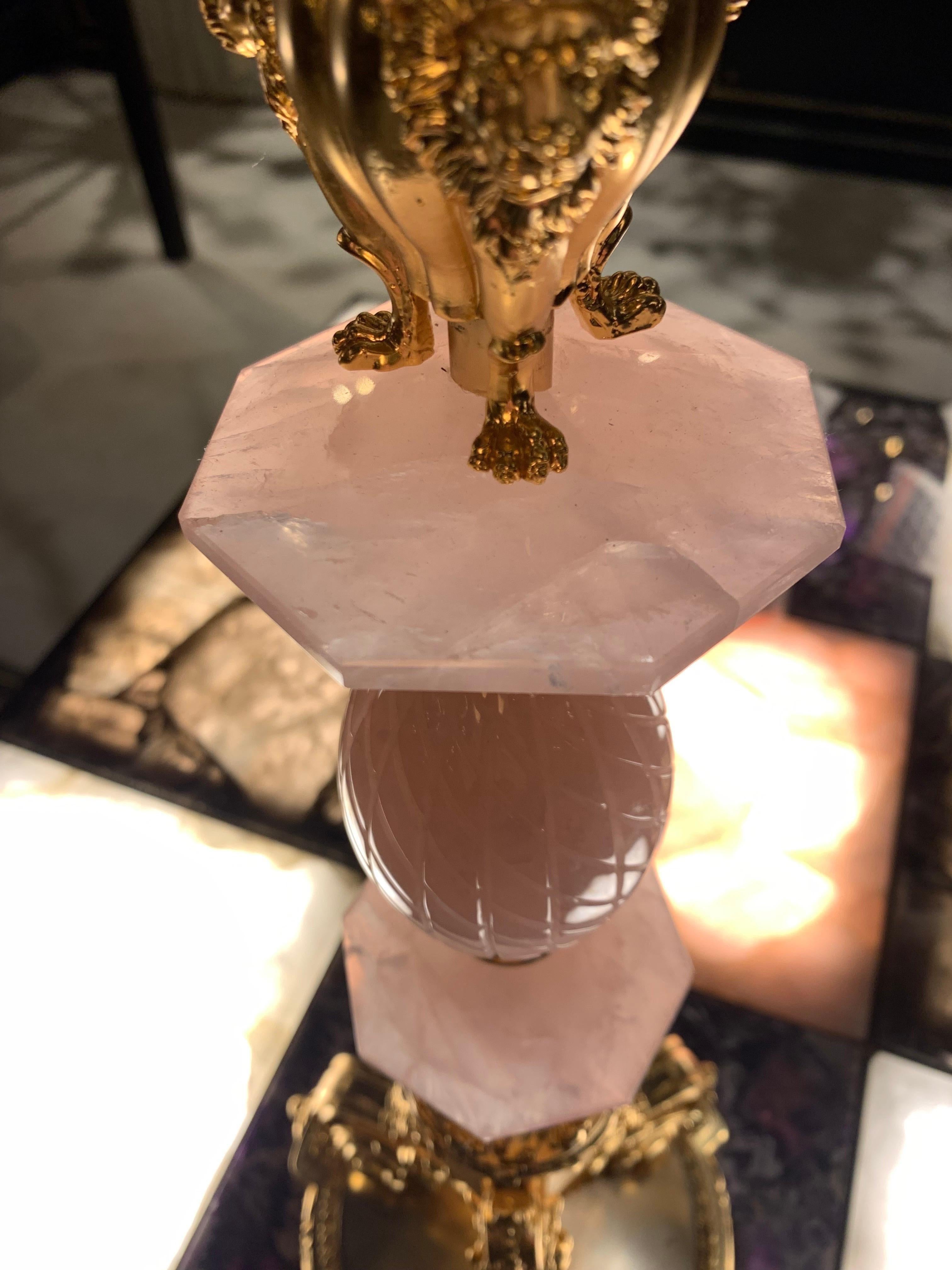 Tischlampe aus vergoldeter Bronze und rosa Bergkristall aus dem 18. Jahrhundert  im Angebot 11
