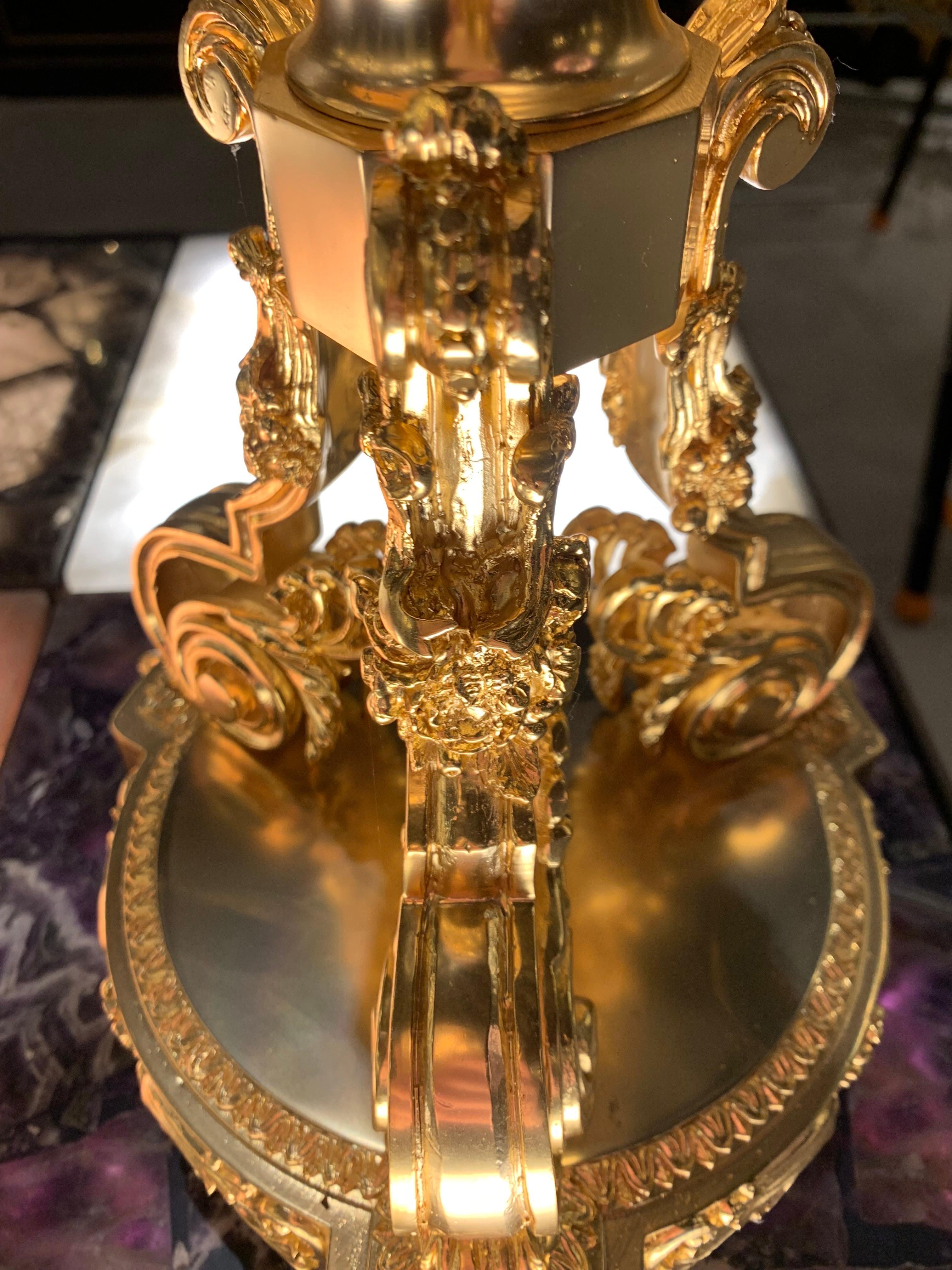 Tischlampe aus vergoldeter Bronze und rosa Bergkristall aus dem 18. Jahrhundert  (Louis XV.) im Angebot