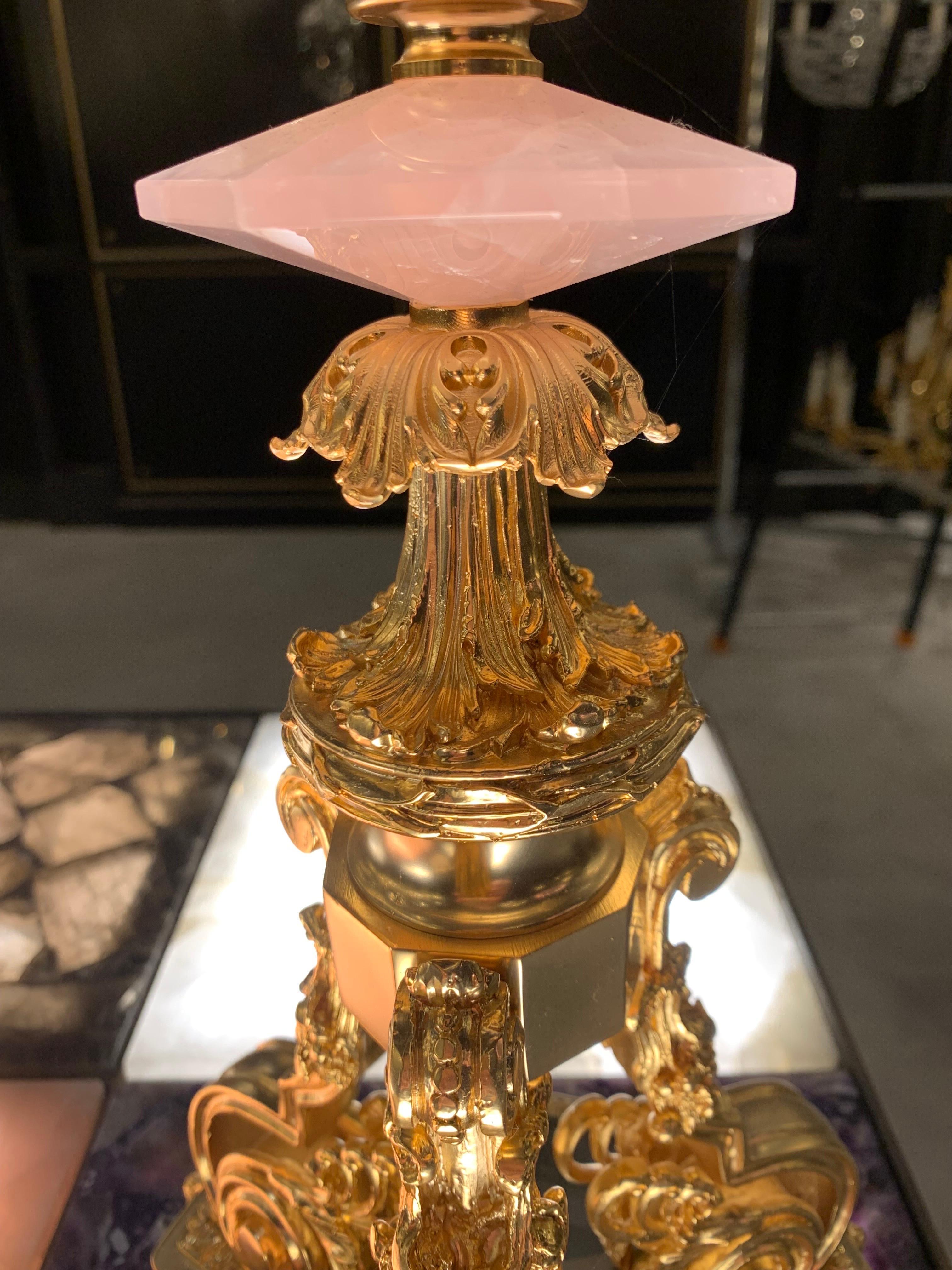 Tischlampe aus vergoldeter Bronze und rosa Bergkristall aus dem 18. Jahrhundert  (Französisch) im Angebot