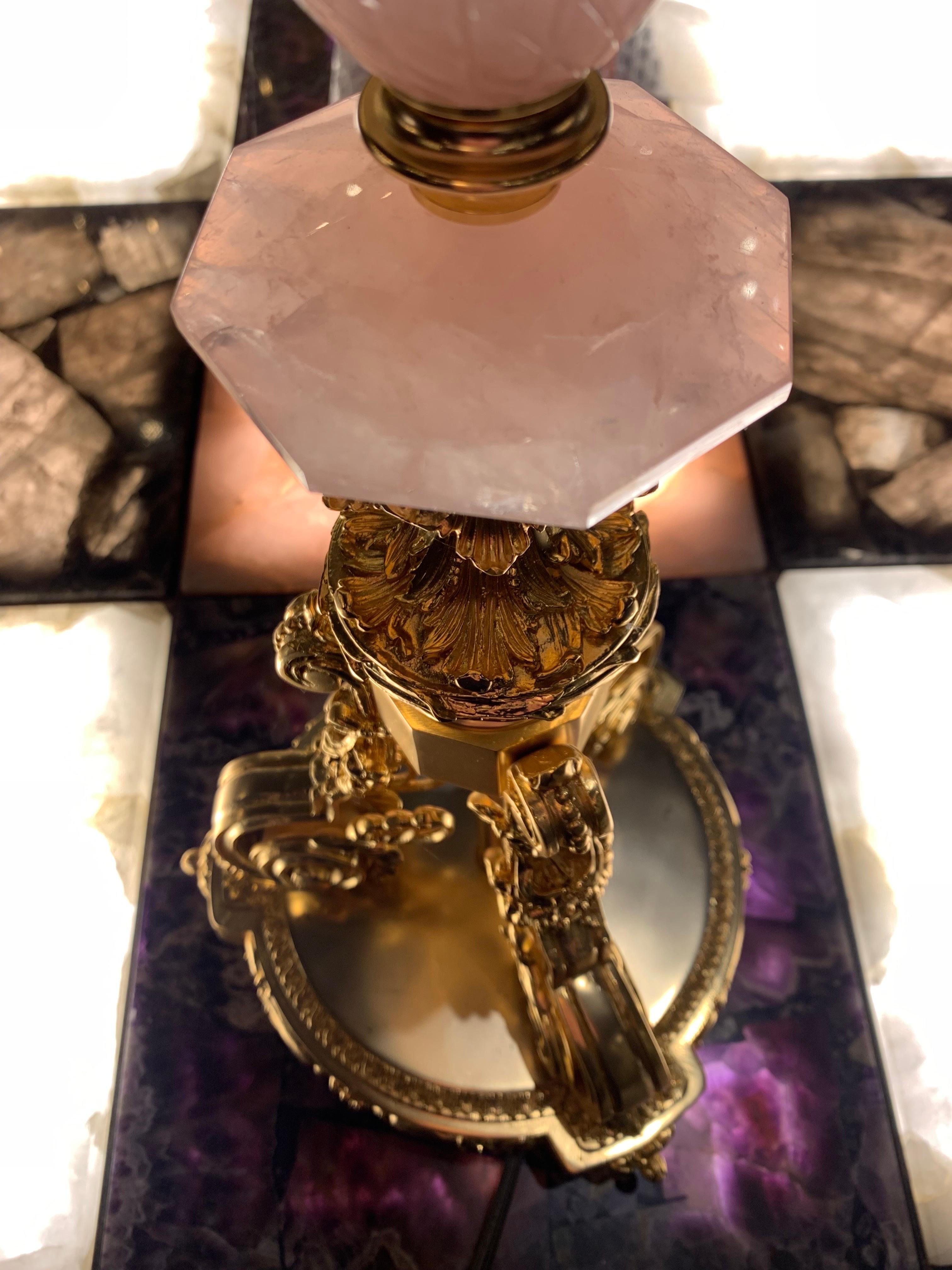 Tischlampe aus vergoldeter Bronze und rosa Bergkristall aus dem 18. Jahrhundert  im Zustand „Hervorragend“ im Angebot in SAINT-OUEN-SUR-SEINE, FR