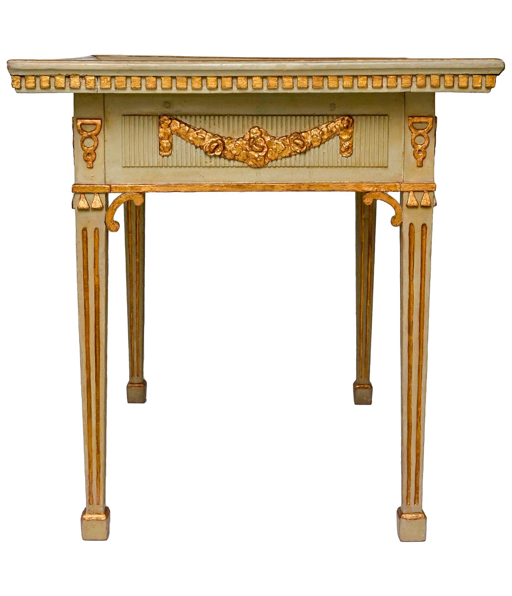 Una mesa de azulejos muy rara e inusual de Schleswig Holstein, con su engaste y dorado originales. Son especiales las tallas, que están alrededor y permiten colocar la mesa tanto en la habitación como contra la pared. Los azulejos Delfter son