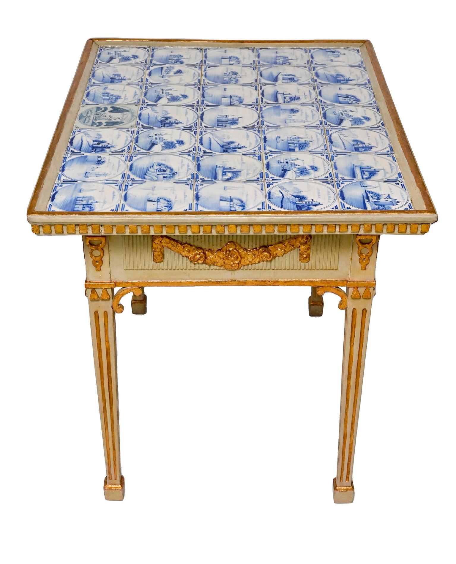 Tisch aus dem 18. Jahrhundert mit Delft Kacheln Schleswig Holstein Grau und Vergoldung (Spätes 18. Jahrhundert) im Angebot