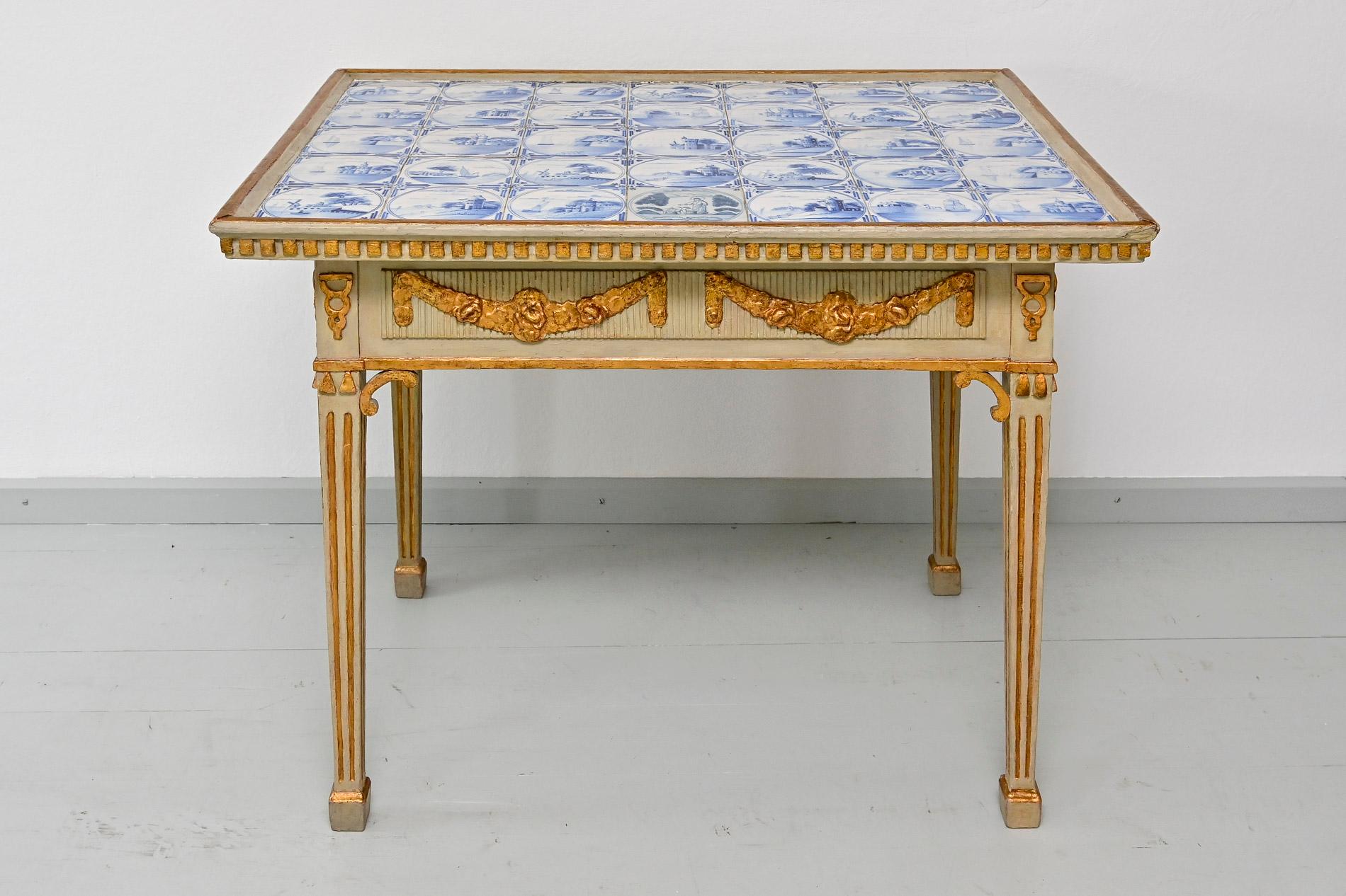 Tisch aus dem 18. Jahrhundert mit Delft Kacheln Schleswig Holstein Grau und Vergoldung (Weichholz) im Angebot
