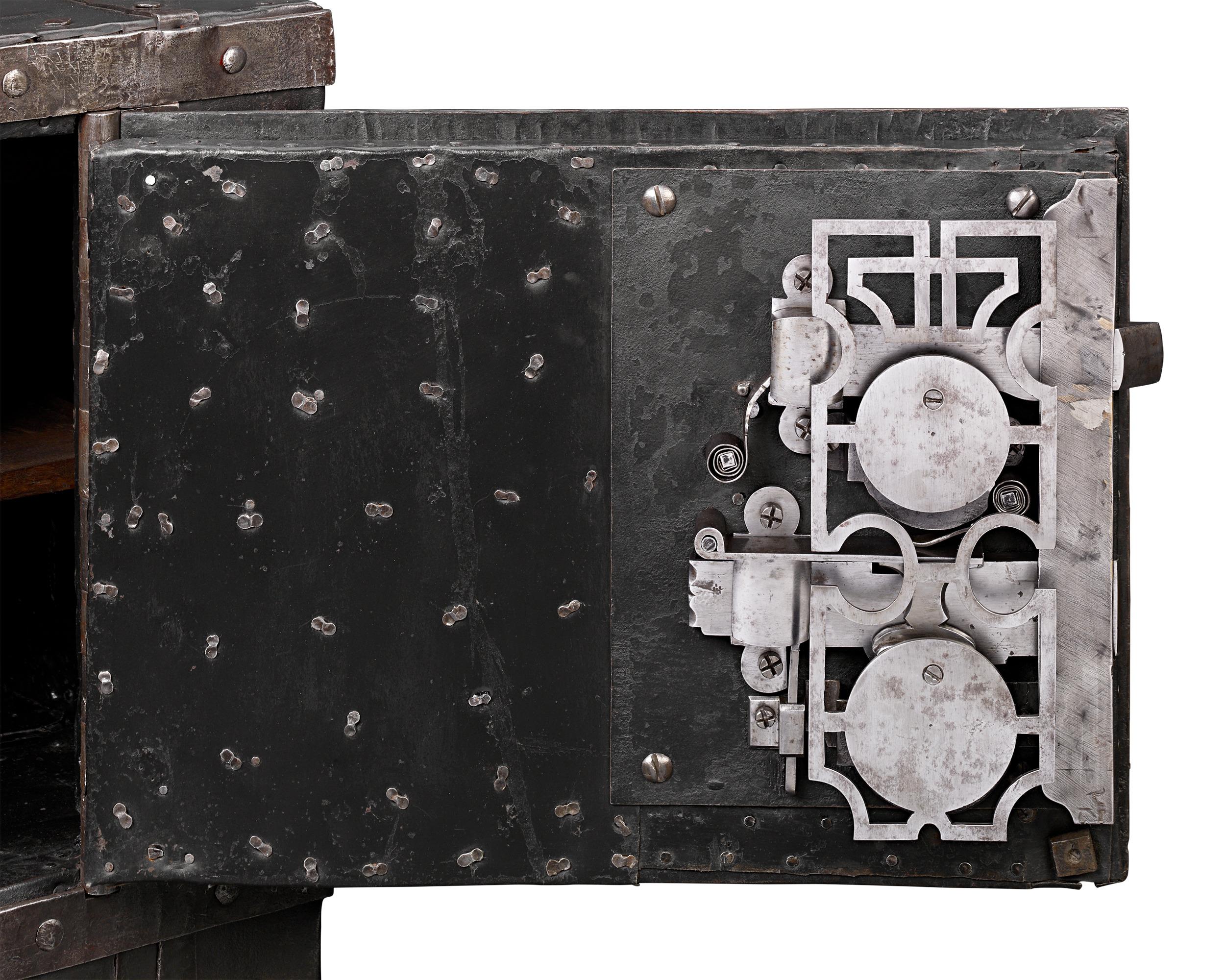 Cassaforte da tavolo italiana del XVIII secolo in ferro con fronte a diamante In condizioni buone in vendita a New Orleans, LA