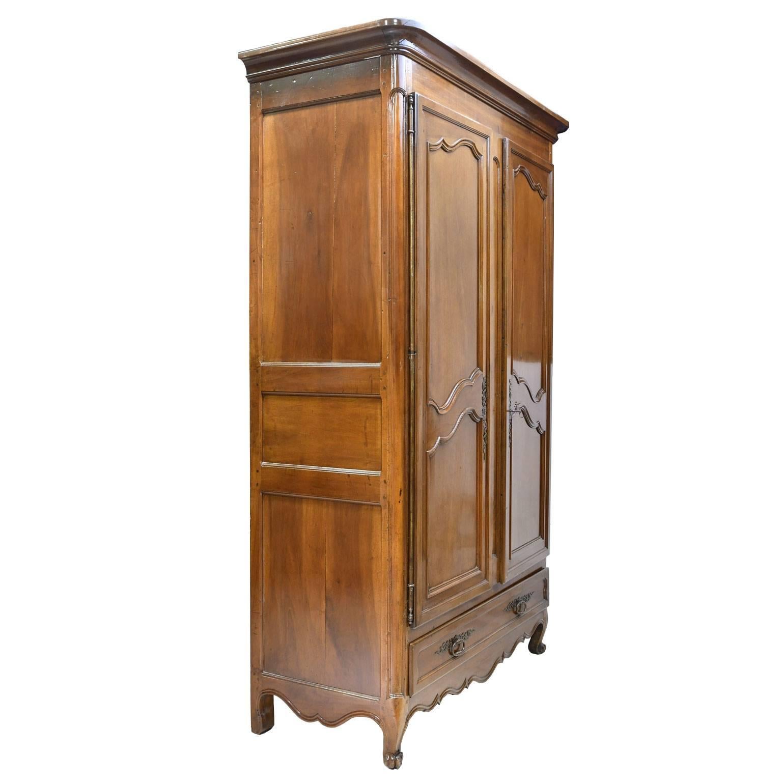 18th Century Tall French Lyonnaise Louis XV Armoire in Walnut In Good Condition In Miami, FL