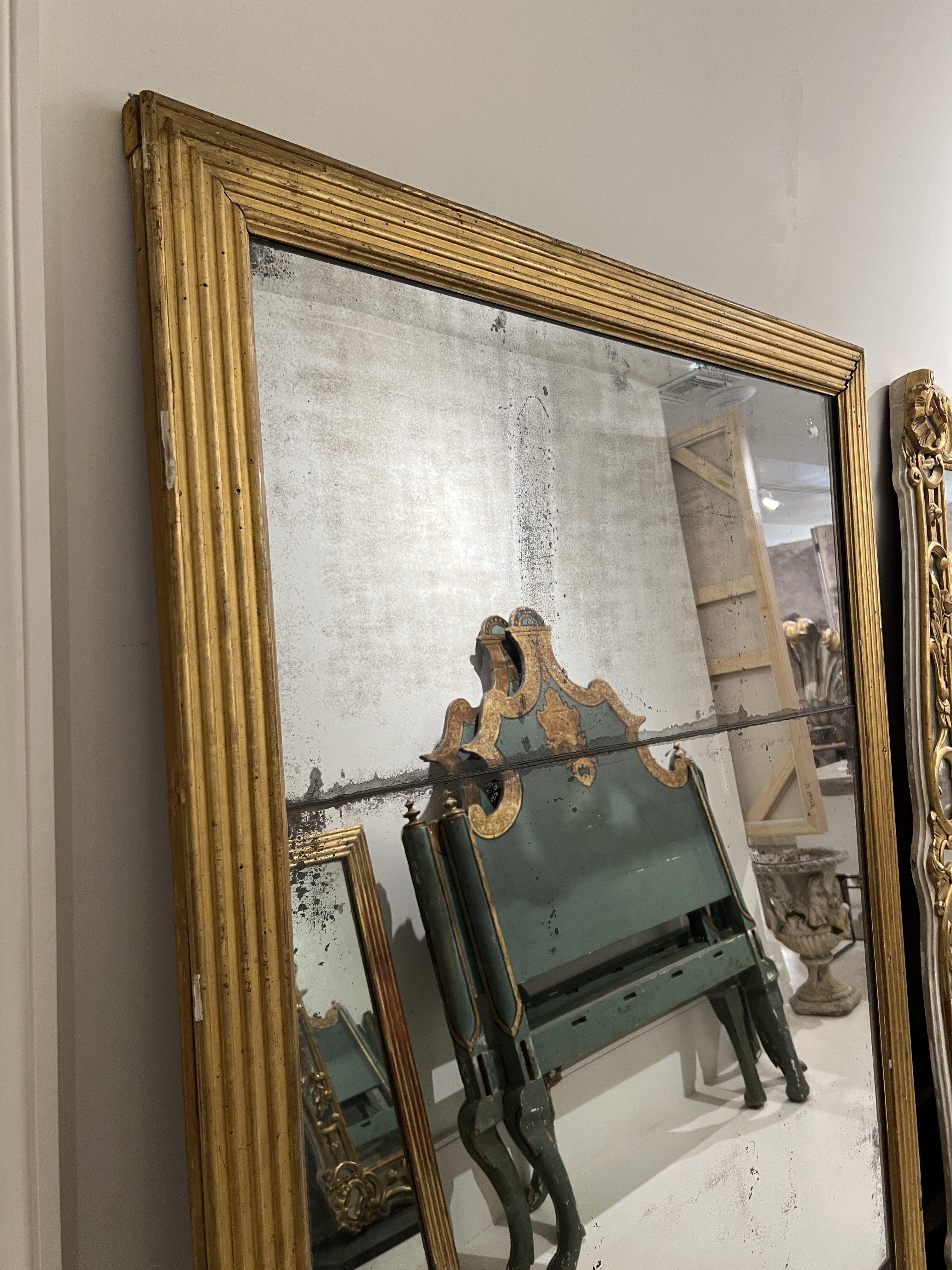 Français Grand miroir ancien doré Louis XVI du XVIIIe siècle en vente