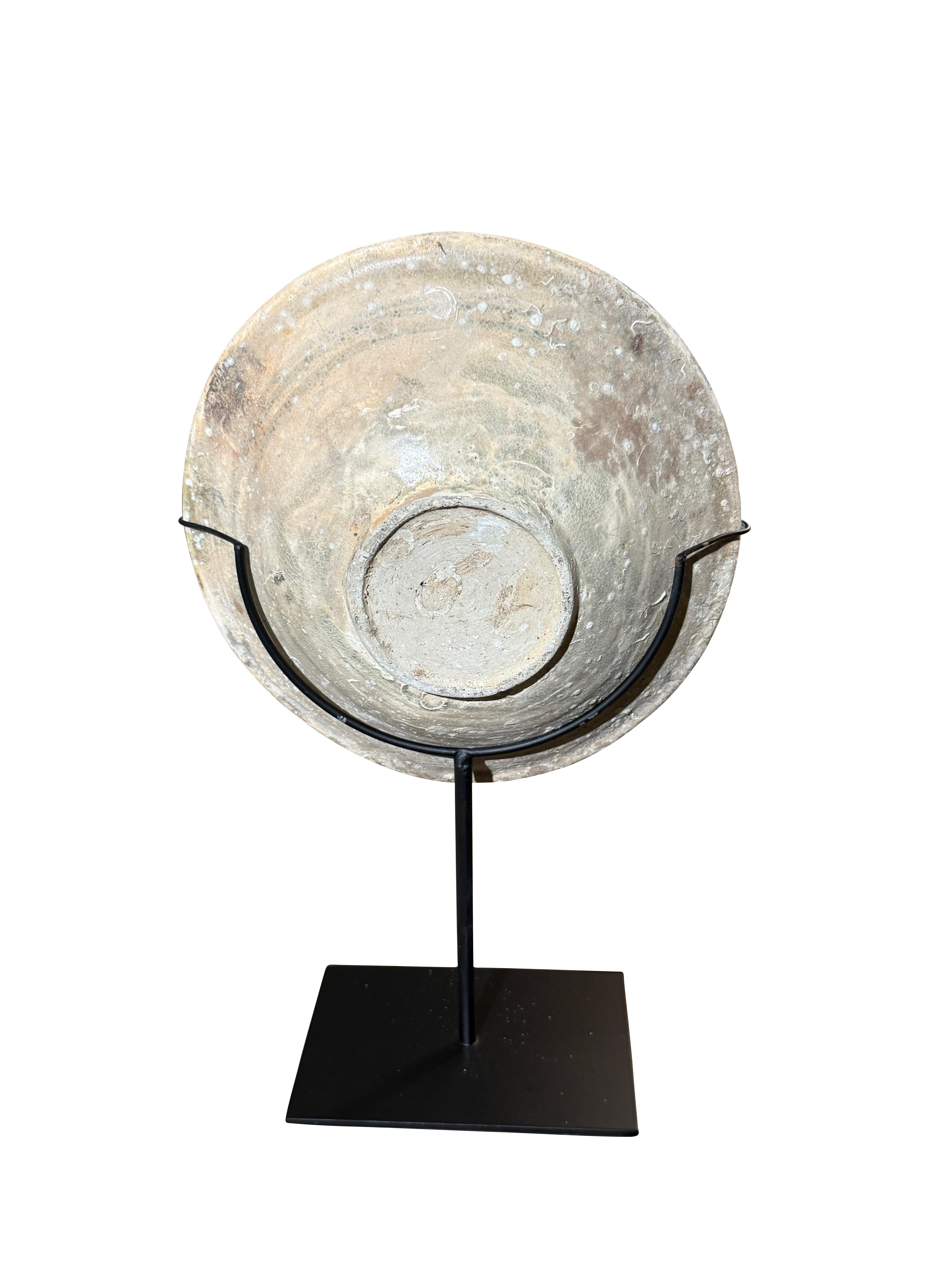 Un bol chinois du 18e siècle provenant d'une épave de navire.
De couleur bronze, avec un motif central délavé.
Le support mesure 4 x 3
