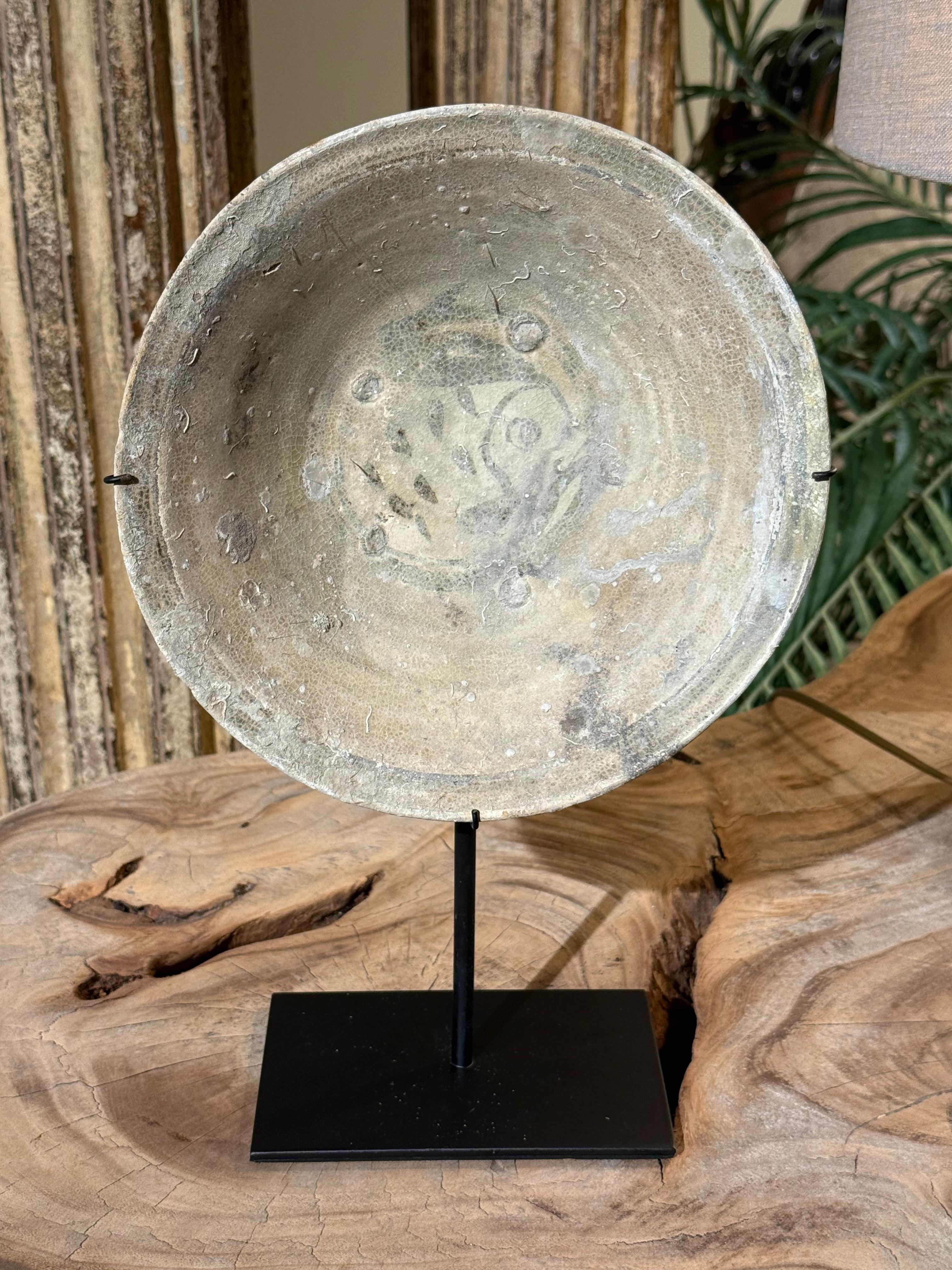 Chinois Bol en bronze du 18e siècle provenant d'une épave de navire sur un support en métal, Chine en vente