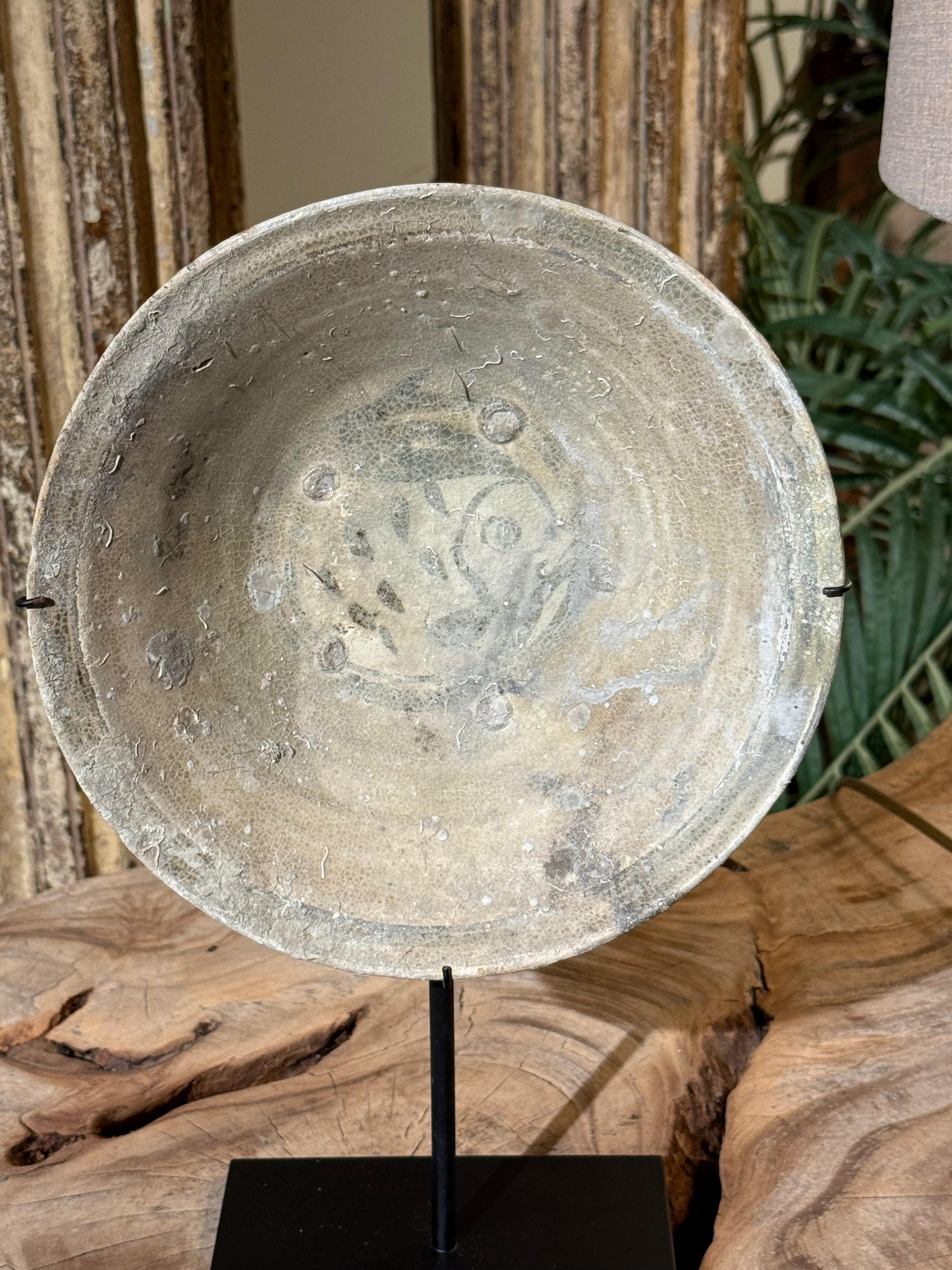 Bol en bronze du 18e siècle provenant d'une épave de navire sur un support en métal, Chine Bon état - En vente à New York, NY