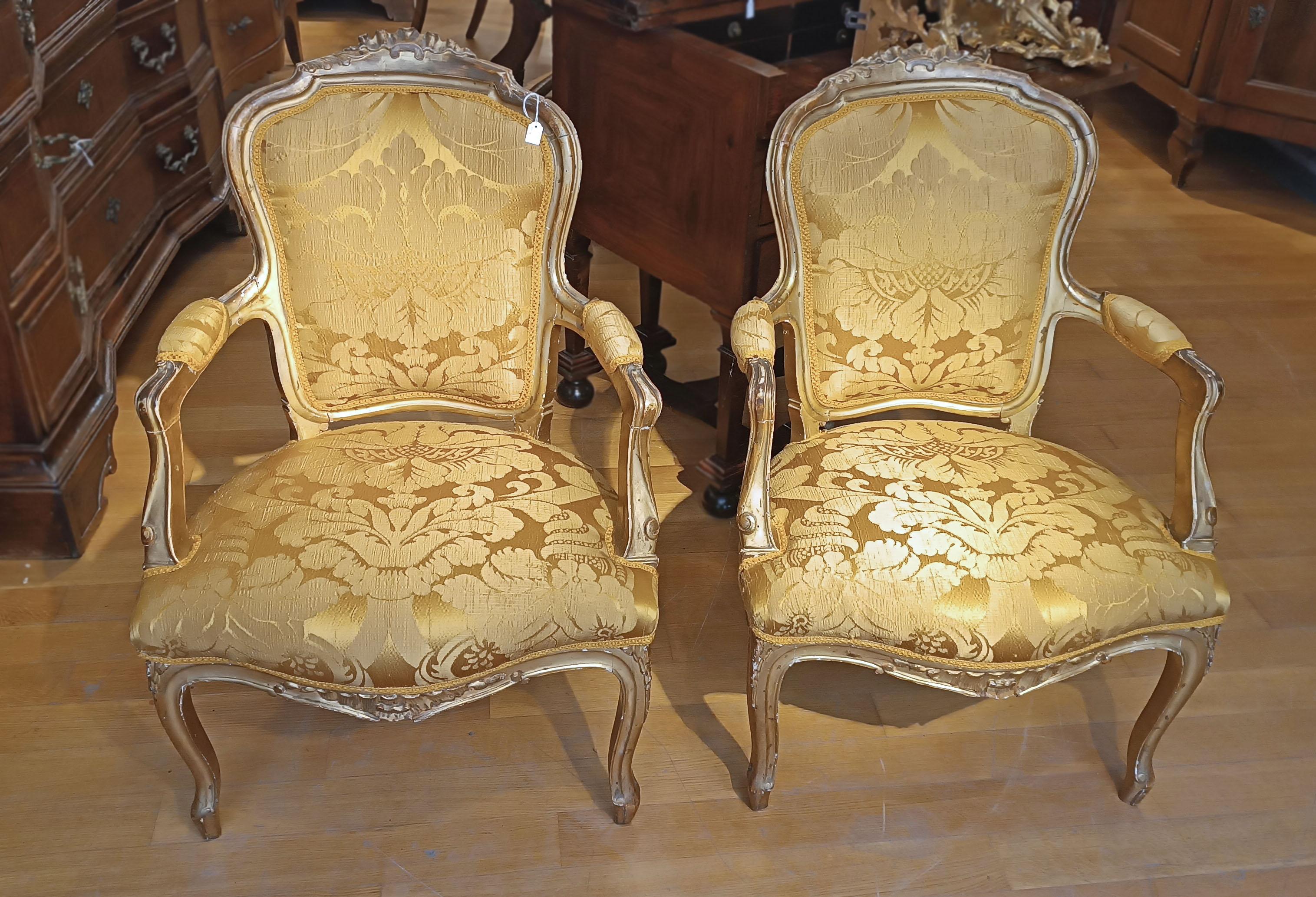 Ces fauteuils en bois de pin sculpté et doré à la feuille d'or représentent un bel exemple de l'artisanat toscan dans le style du XVIIIe siècle. Les fauteuils se caractérisent par un style ondulé qui leur confère élégance et raffinement. La