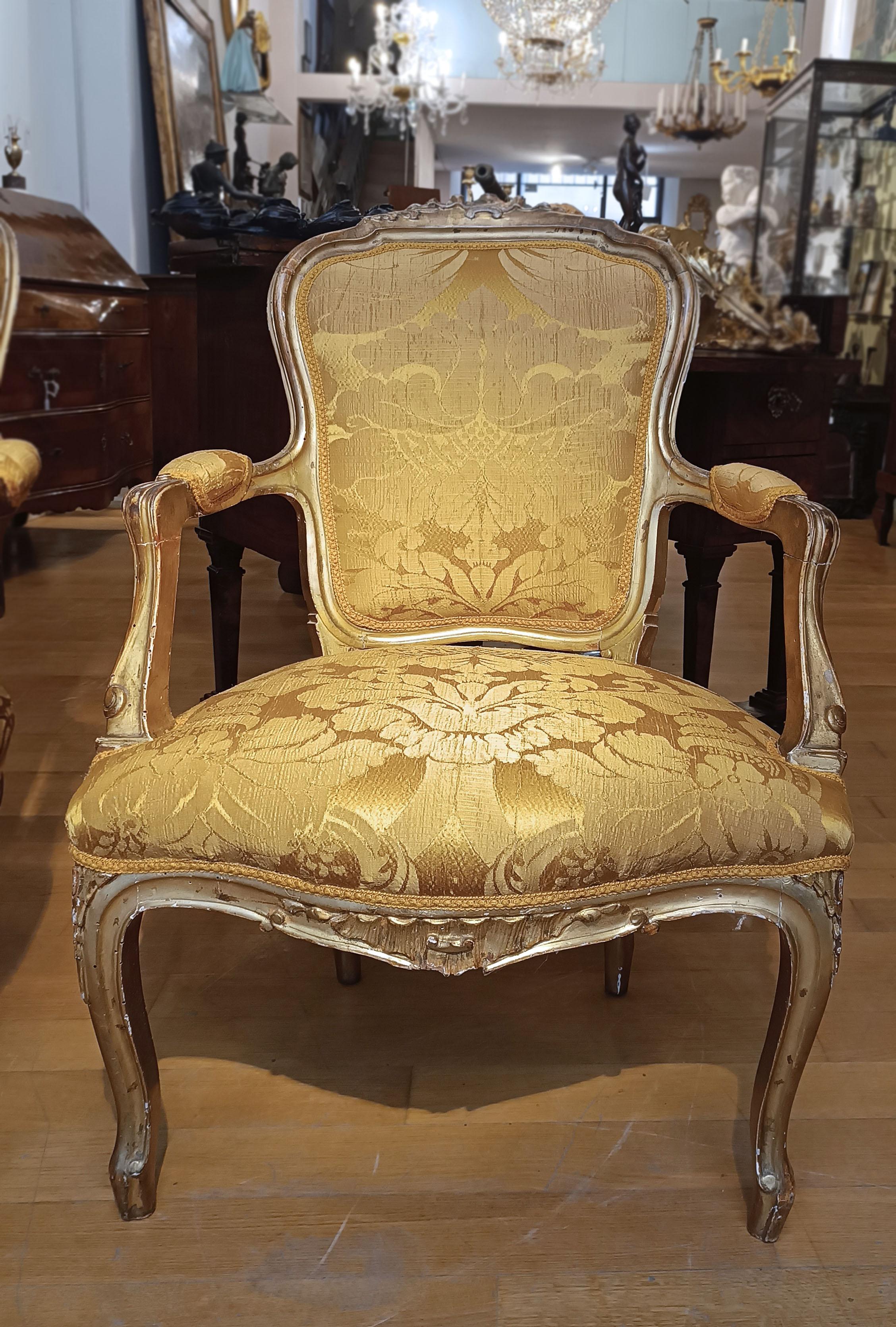 Italian paire de fauteuils en or du XVIIIe siècle pour le goût en vente