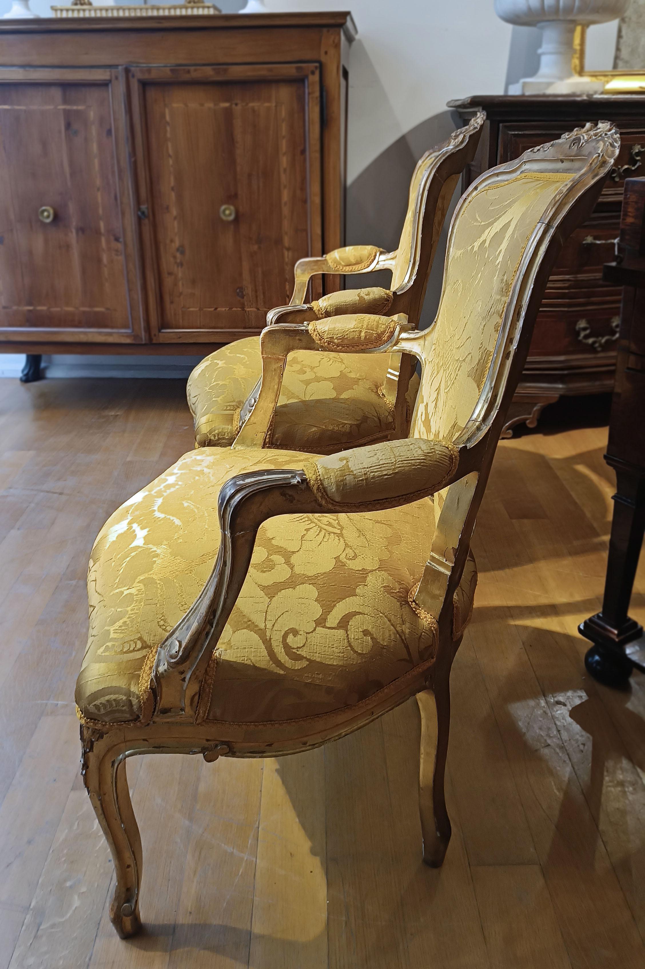 Sculpté à la main paire de fauteuils en or du XVIIIe siècle pour le goût en vente