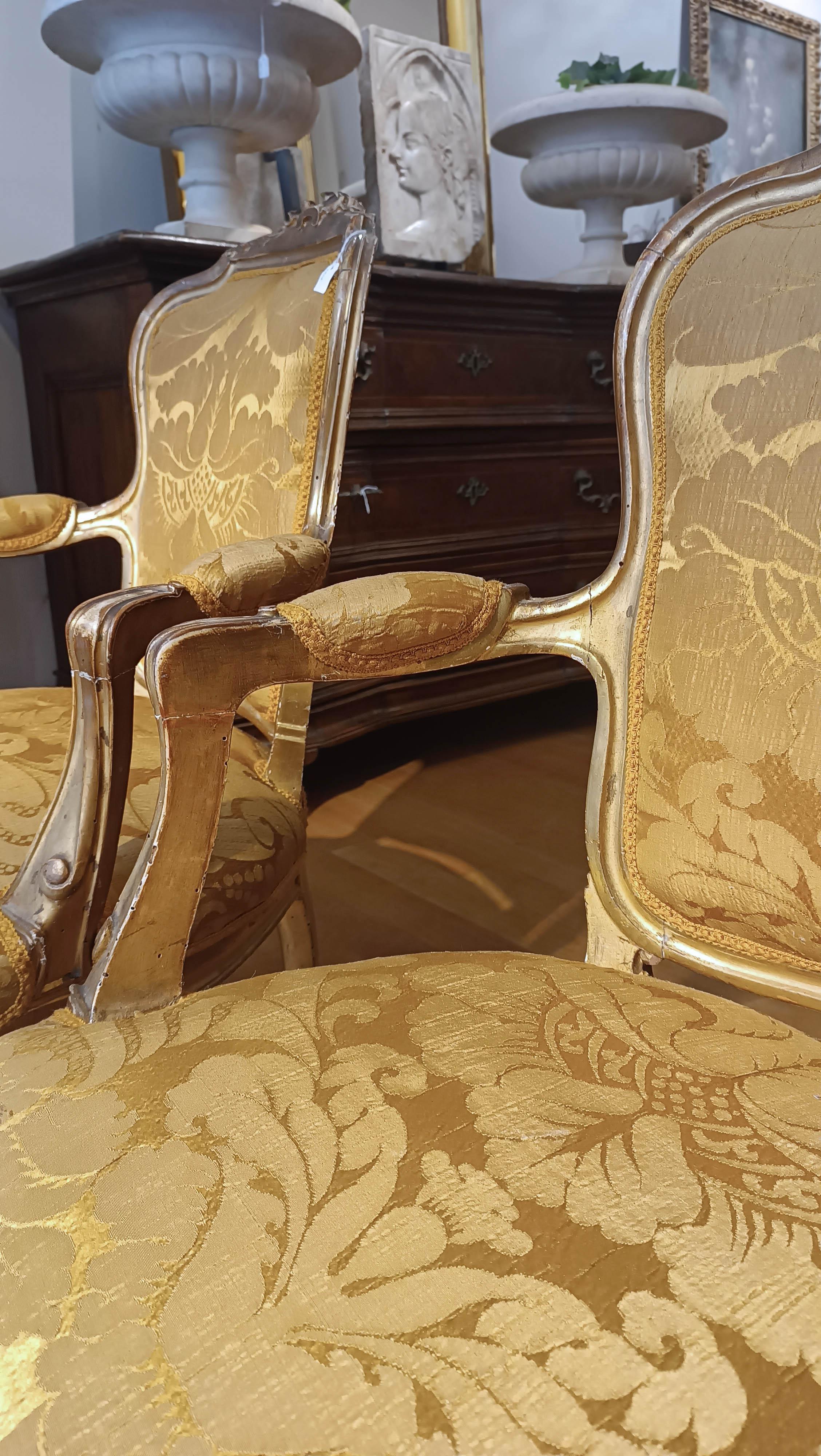 Tissu paire de fauteuils en or du XVIIIe siècle pour le goût en vente