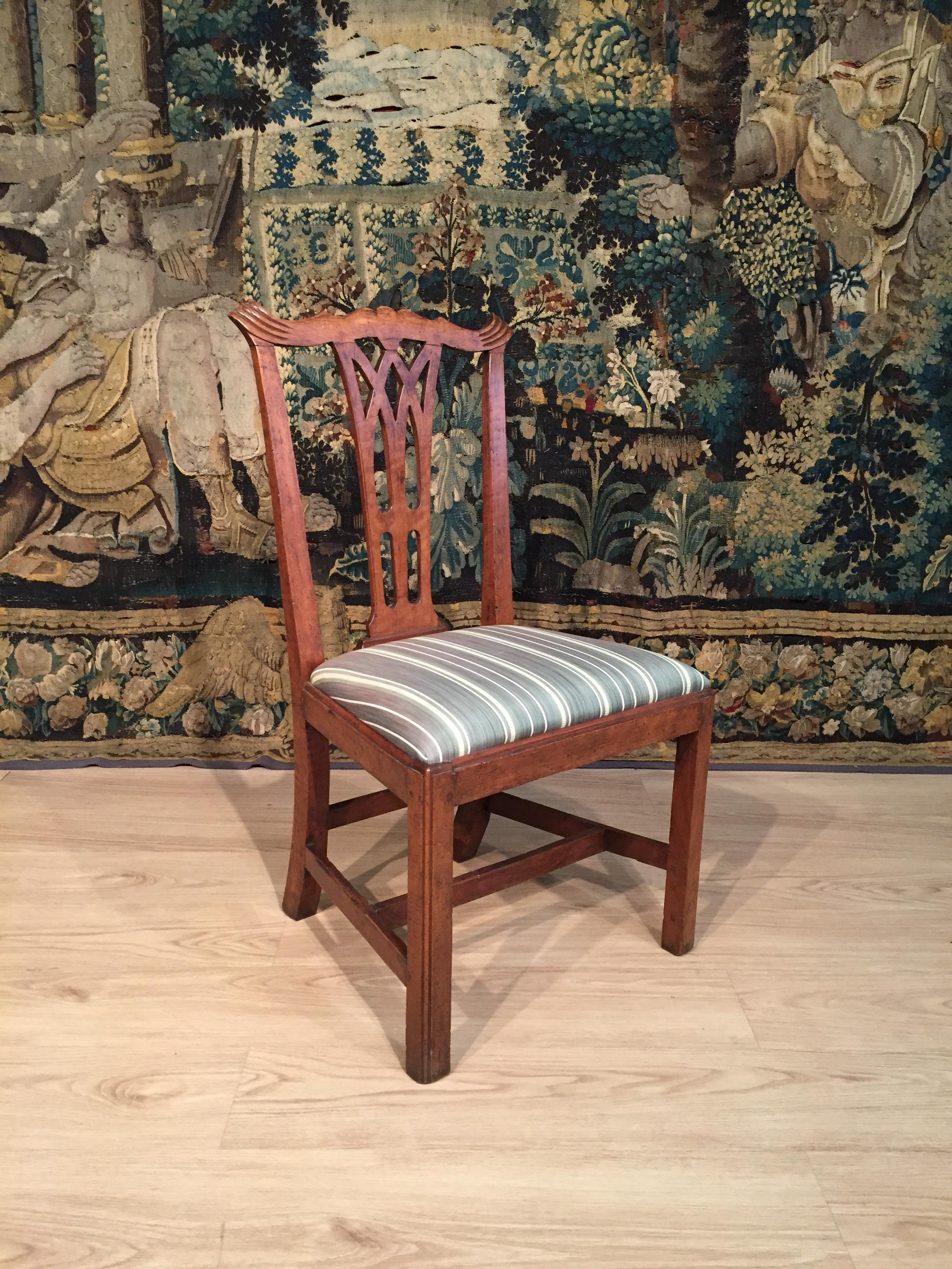Ten Italian carved walnut wood chairs. English taste,
Tuscany, Italy, 18th century

This group of ten chairs was made of walnut wood in English style in the 18th century, in Tuscany.
Each chair has a open back. The wooden structure is carved and