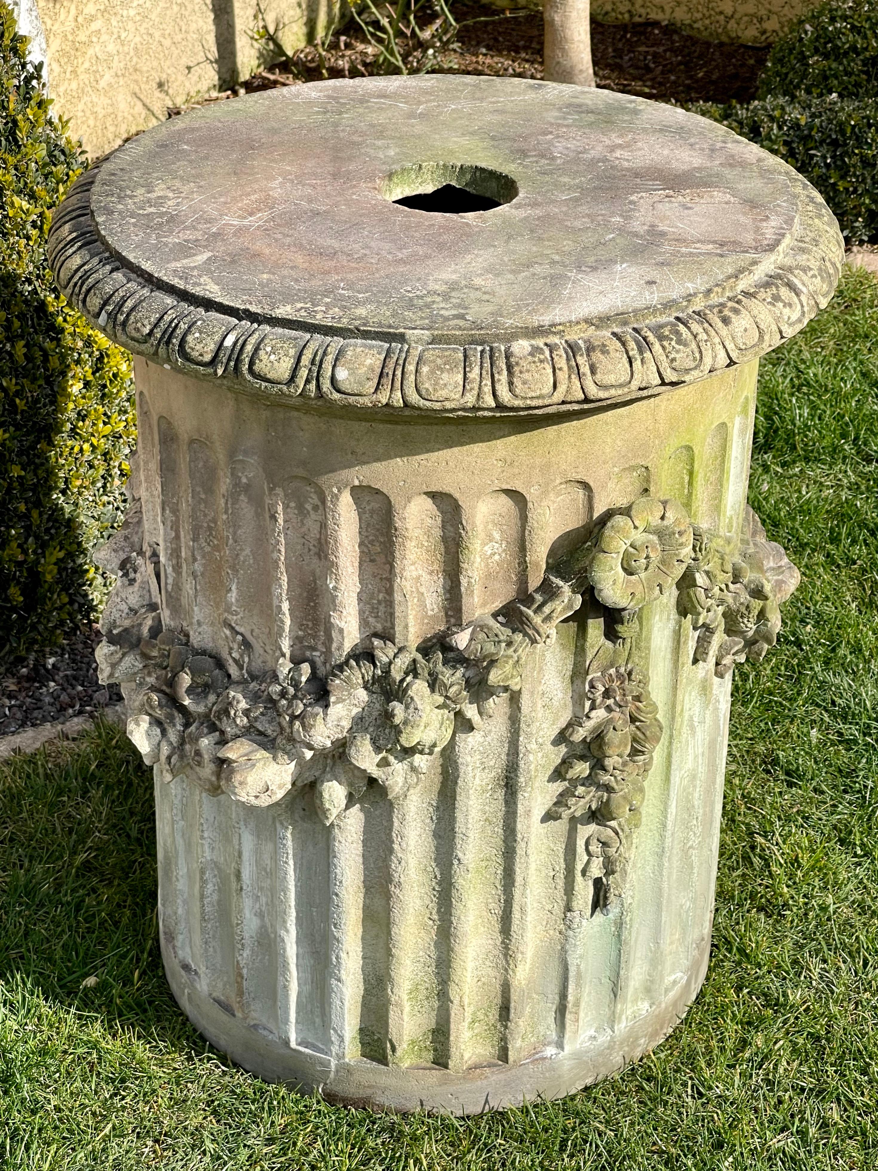 Terracotta column from the Louis XVI period dating from the end of the 18th and the beginning of the 19th century. It is decorated with garlands of flowers and is designed to be installed indoors or in a winter garden. Good condition.