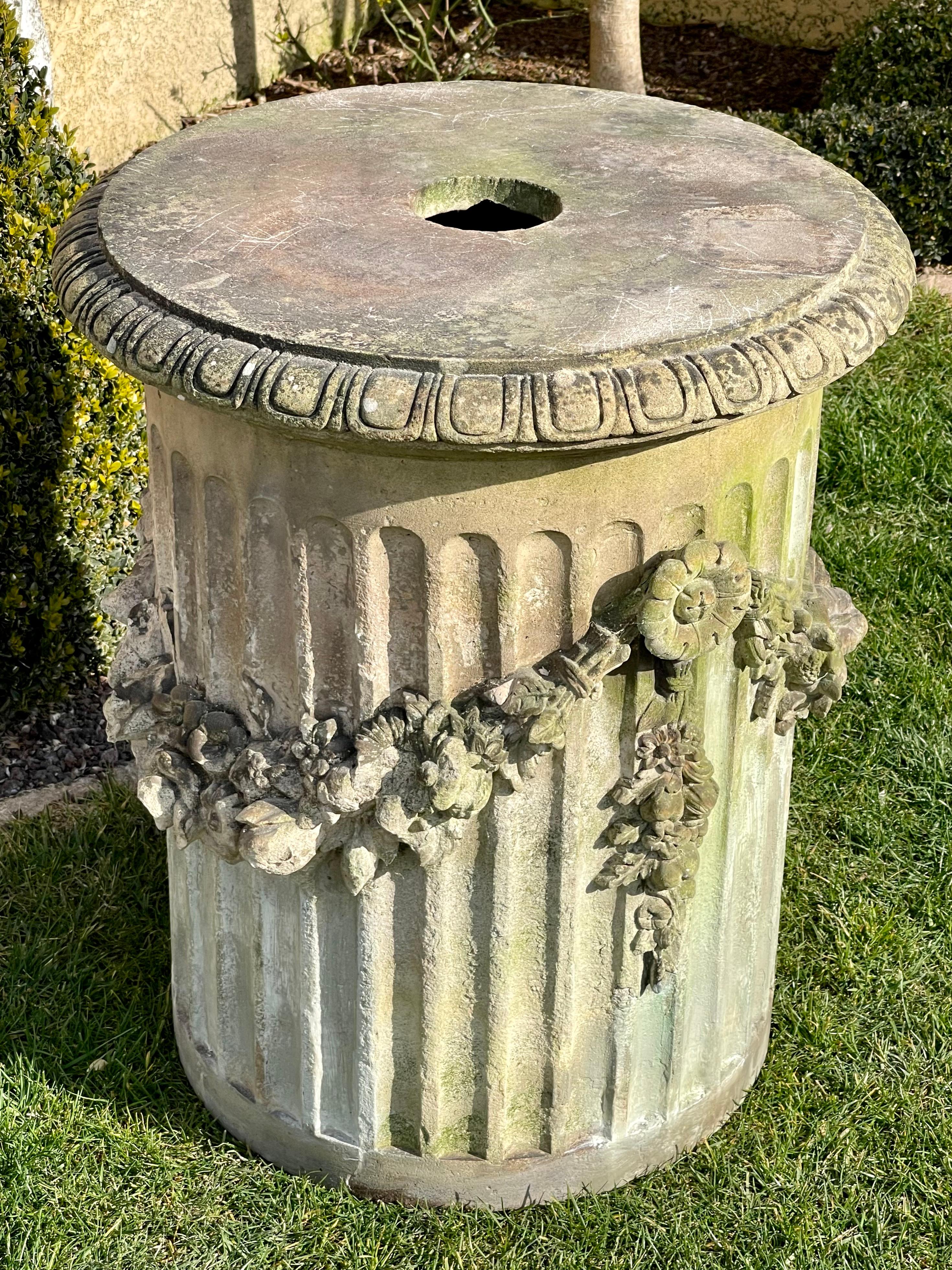 Colonne en terre cuite d'époque Louis XVI datant de la fin du 18ème et du début du 19ème siècle. Elle est décorée de guirlandes de fleurs et est conçue pour être installée à l'intérieur ou dans un jardin d'hiver. Bon état