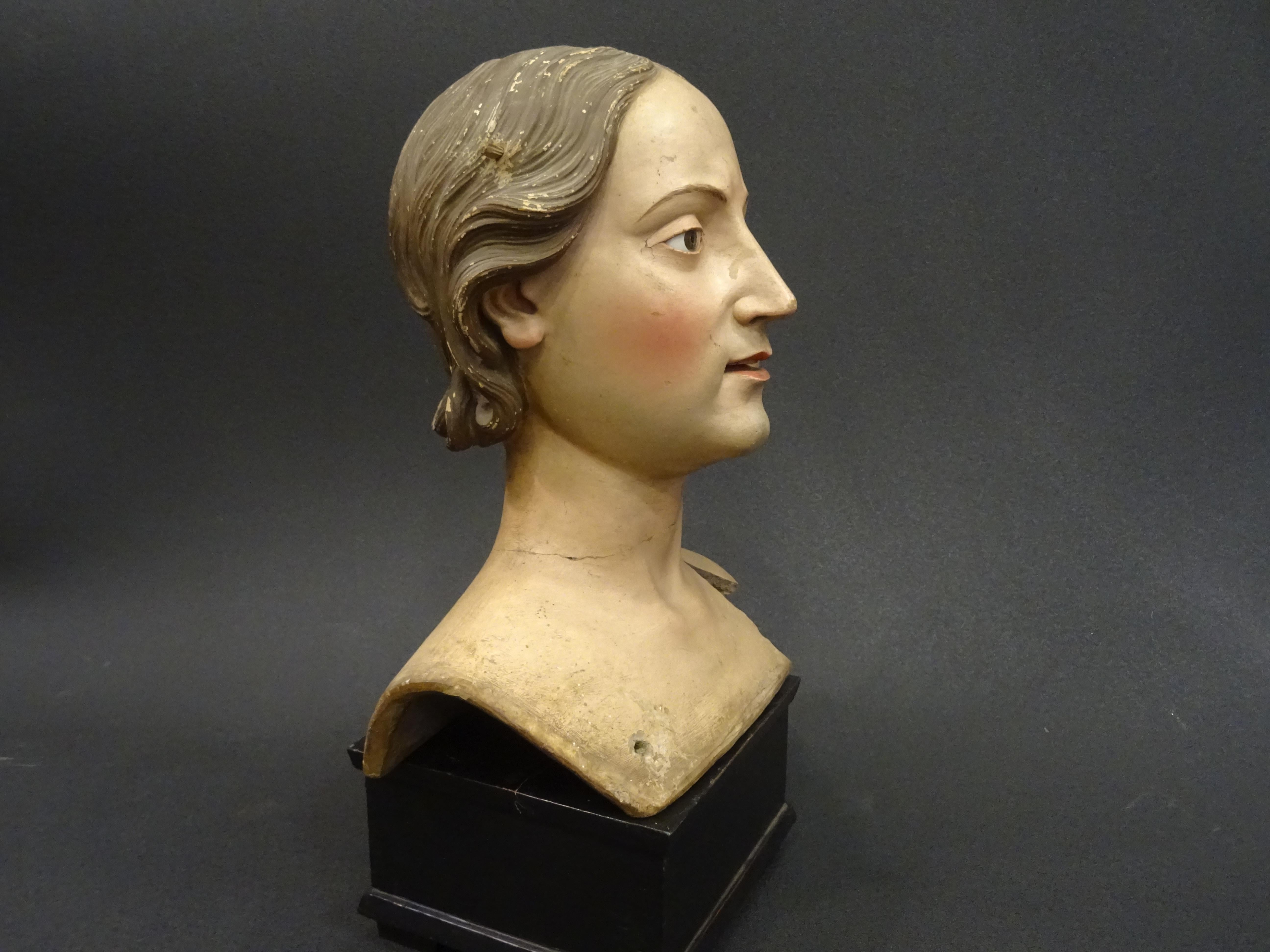 A beautiful bust of a saint in terracotta from Neapolitan school, Italy, 18th century, circa 1780,
of great expressiveness and vitreous paste eyes , with movement in the hair providing great naturalness.
It comes from a private collector in Milan,