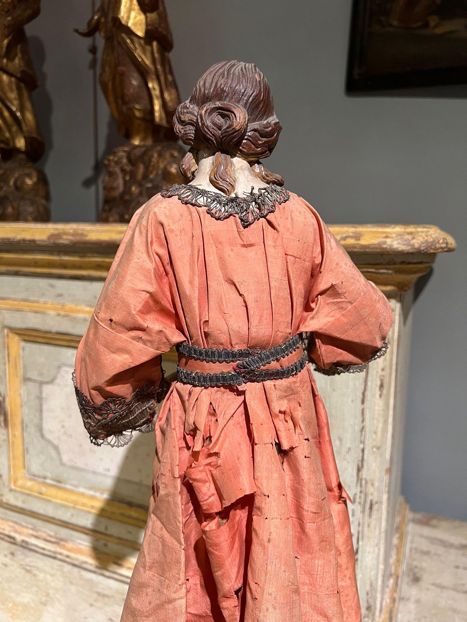 Statue de femme en terre cuite du 18e siècle en vente 4