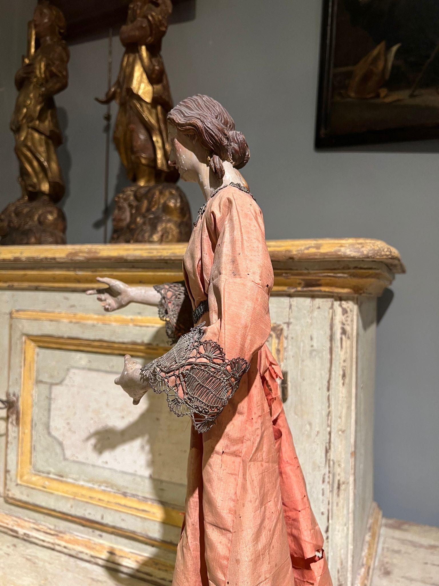 Statue de femme en terre cuite du 18e siècle en vente 5