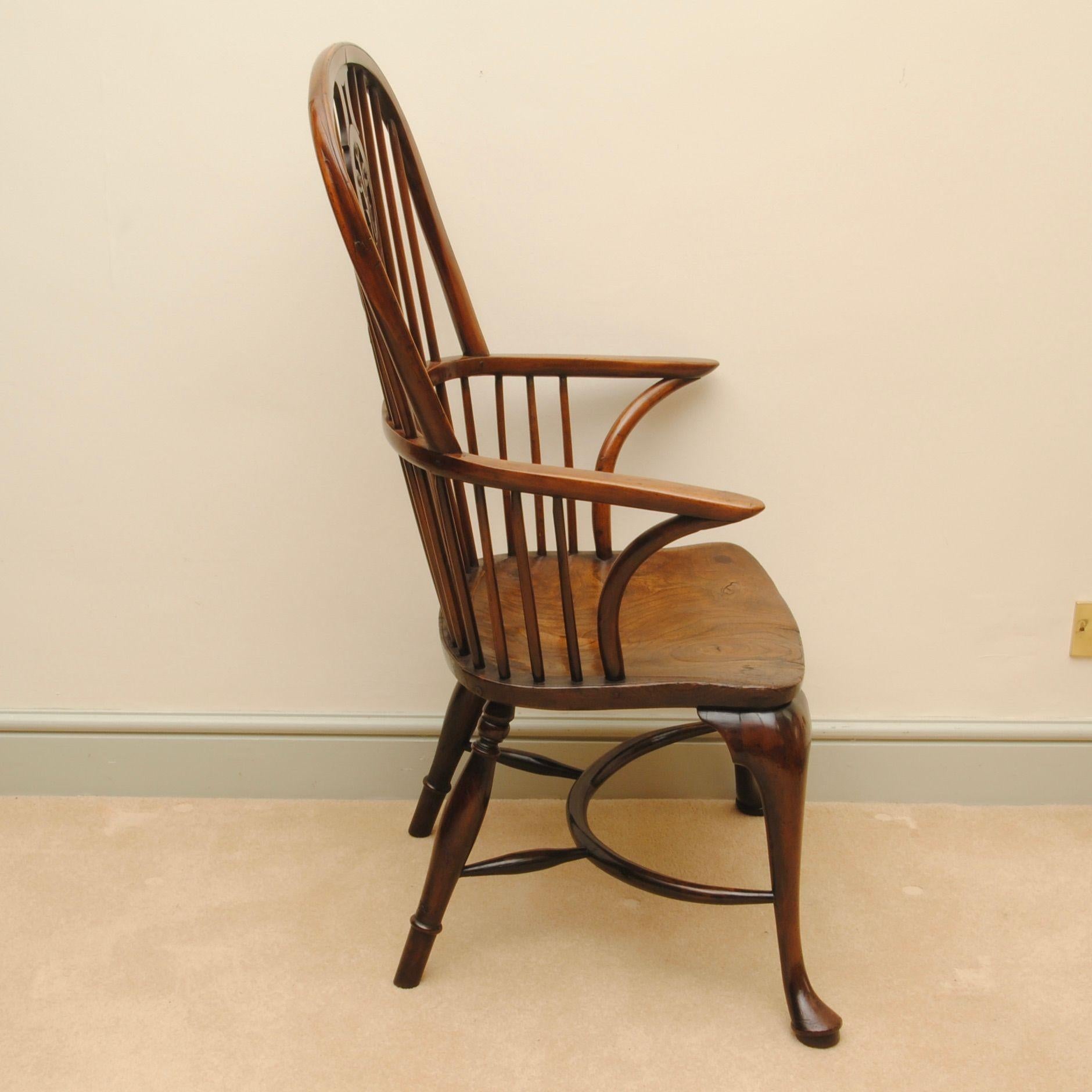 English 18th Century Thames Valley Yew Wood Windsor Armchair For Sale