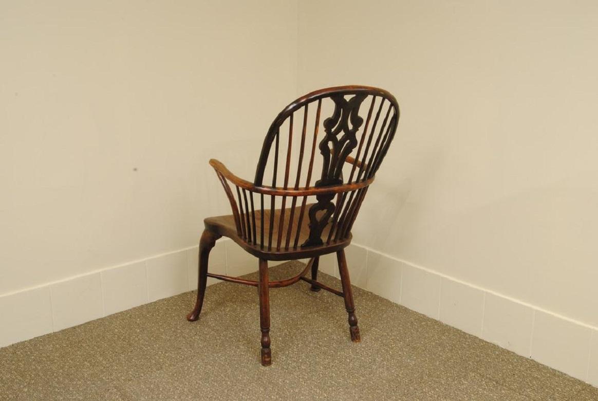 English 18th Century Thames Valley Yew Wood Windsor Armchair For Sale