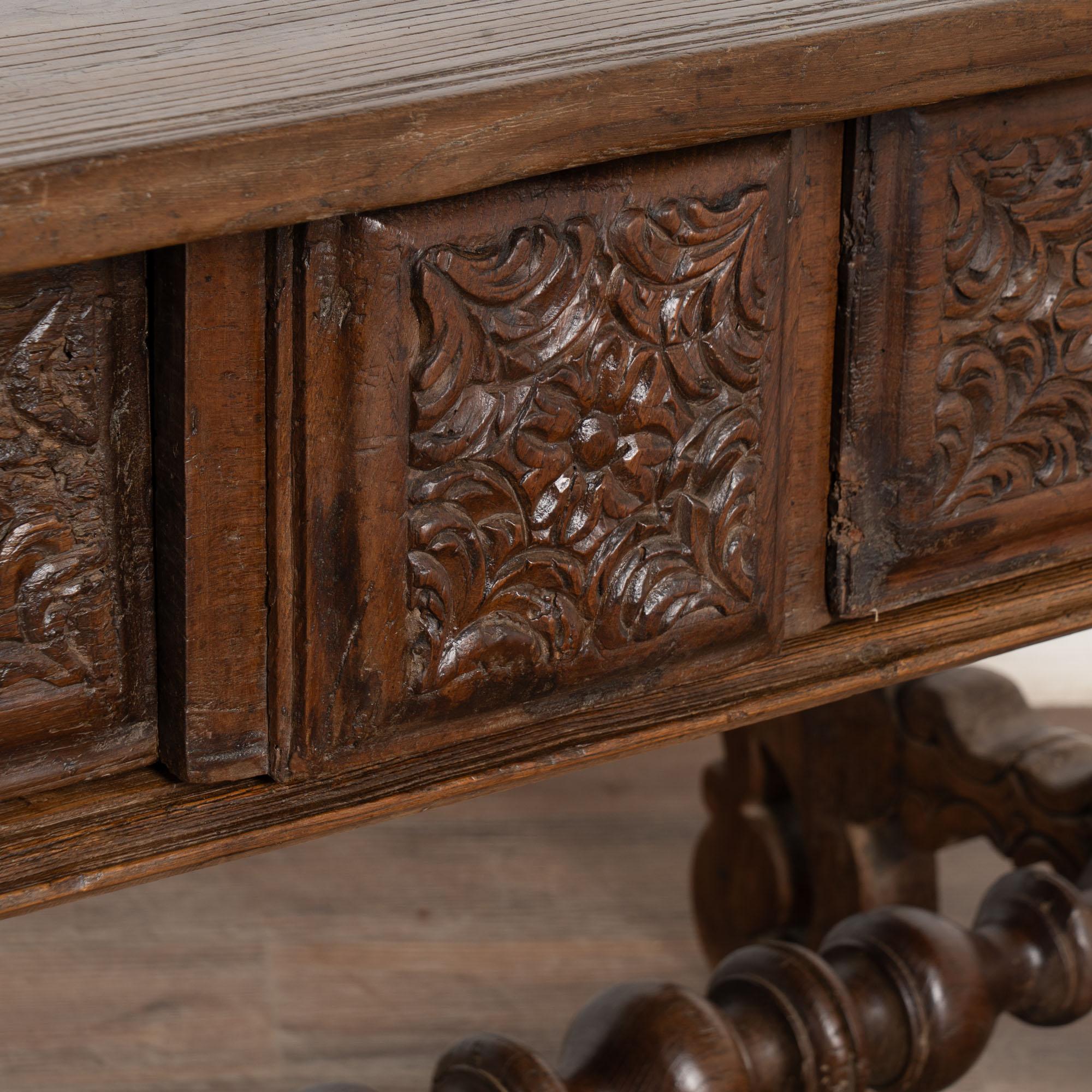 Console à trois tiroirs en noyer du XVIIIe siècle, Portugal en vente 4