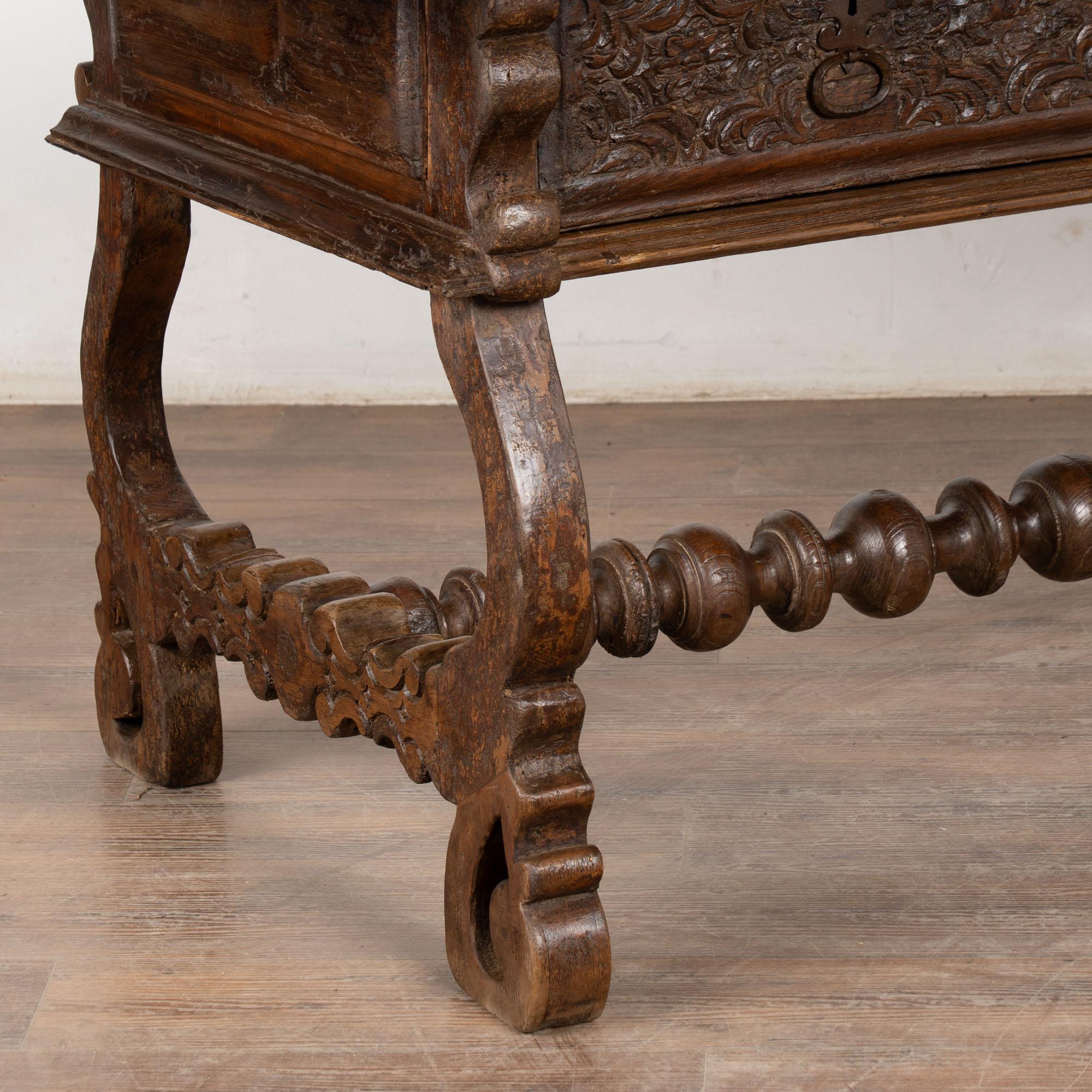 Console à trois tiroirs en noyer du XVIIIe siècle, Portugal en vente 5