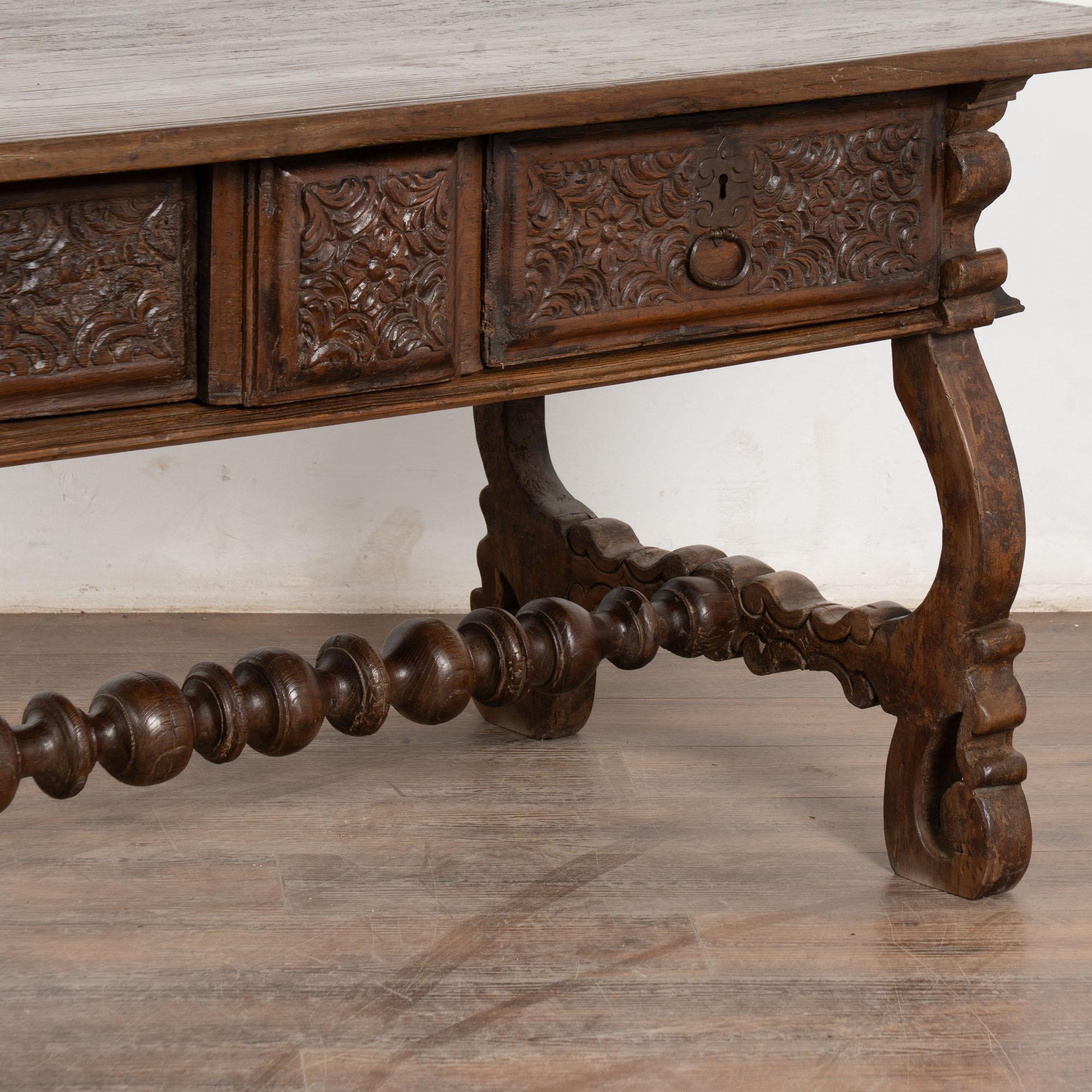 Console à trois tiroirs en noyer du XVIIIe siècle, Portugal en vente 6