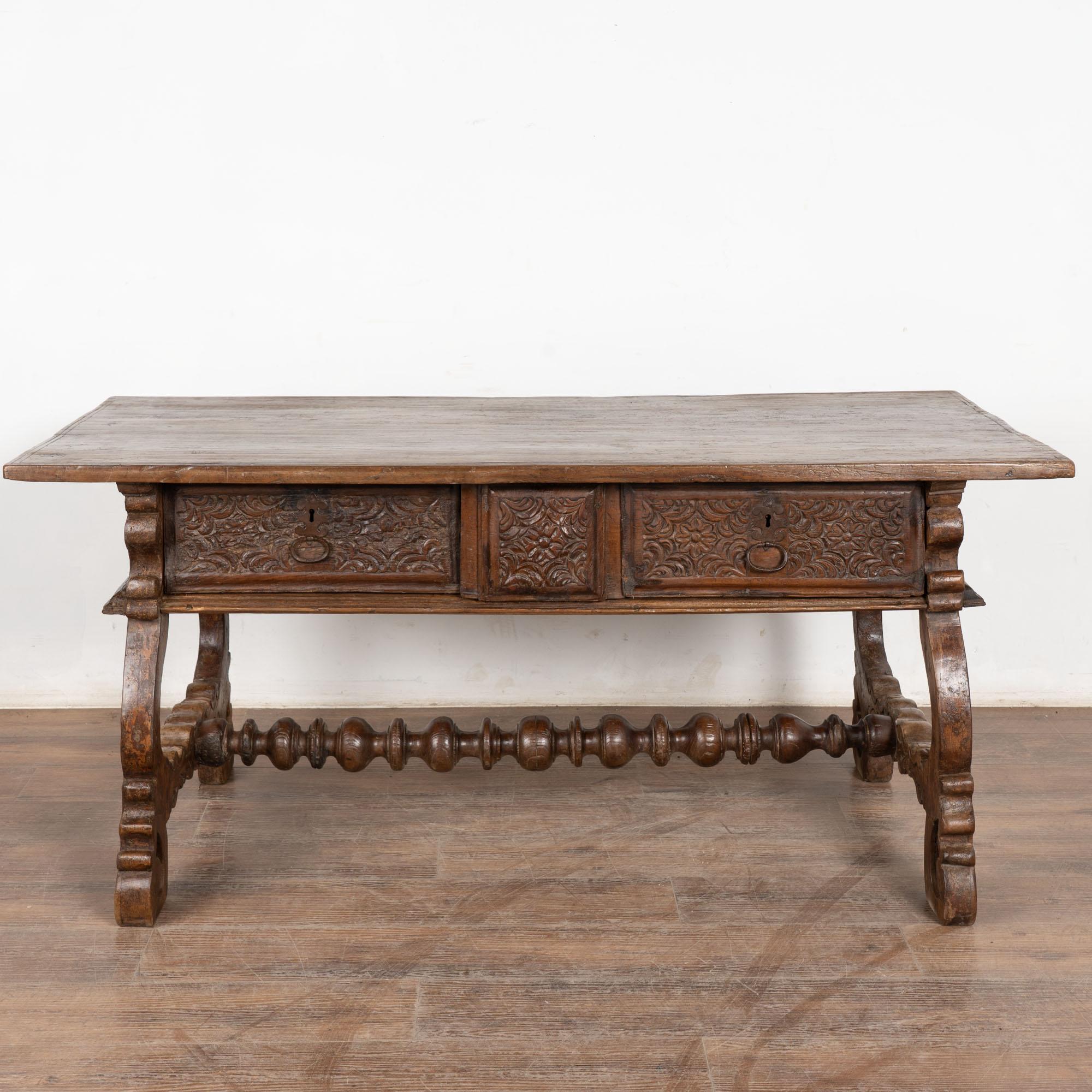 Portugais Console à trois tiroirs en noyer du XVIIIe siècle, Portugal en vente