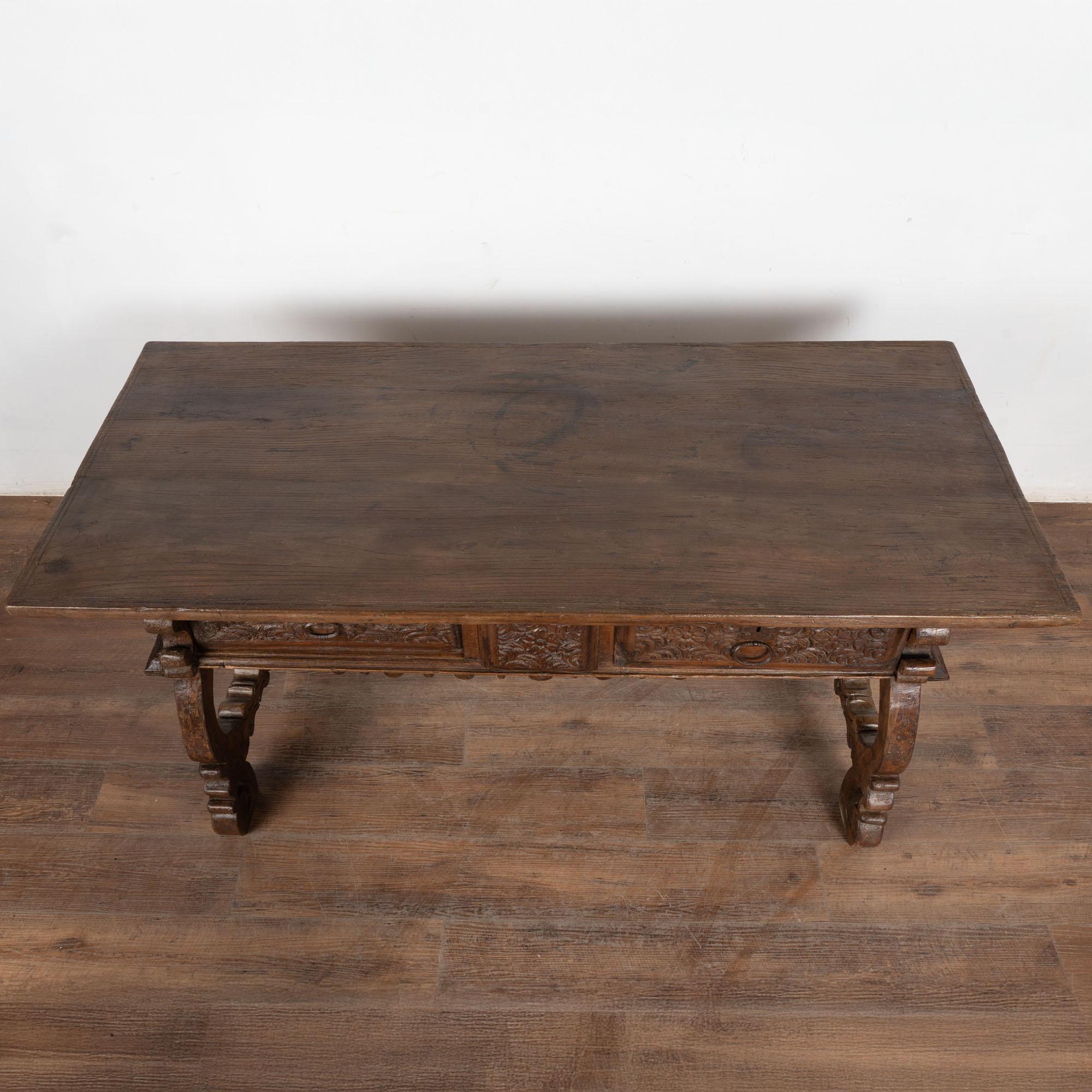 Console à trois tiroirs en noyer du XVIIIe siècle, Portugal Bon état - En vente à Round Top, TX