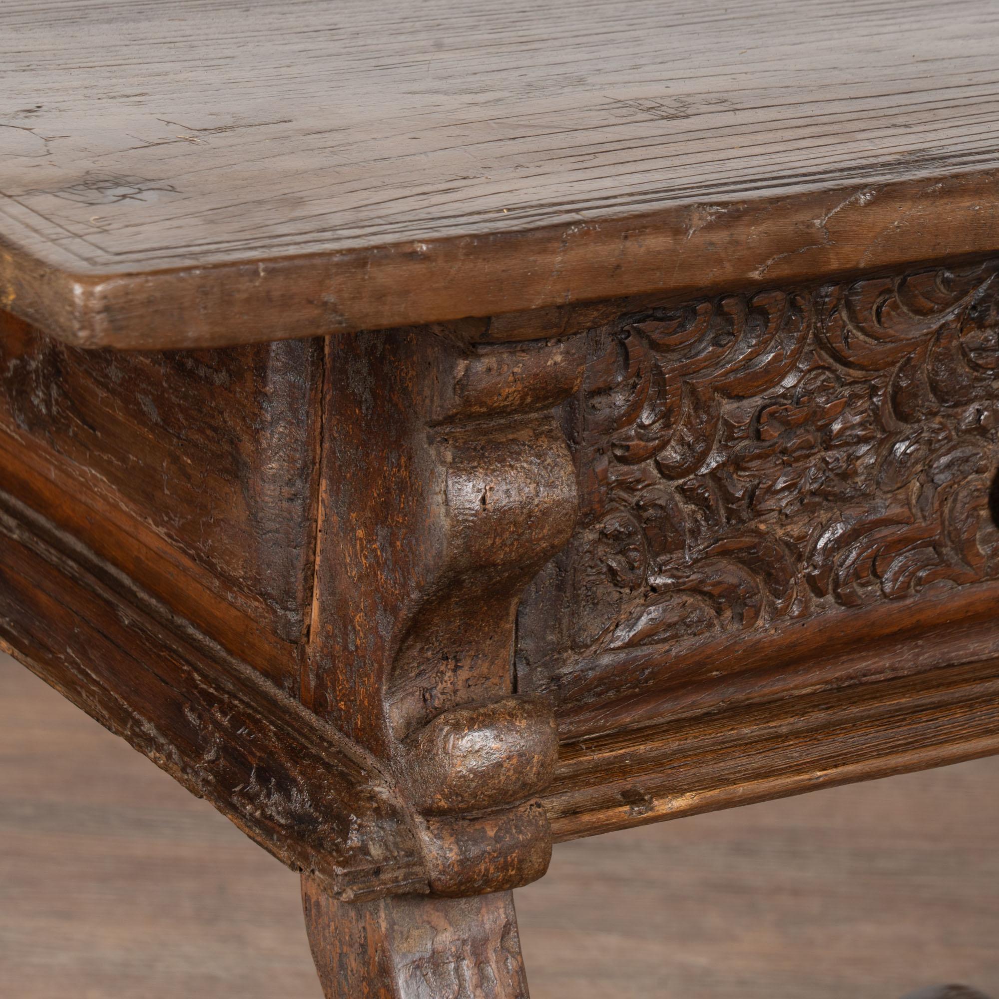 Console à trois tiroirs en noyer du XVIIIe siècle, Portugal en vente 3